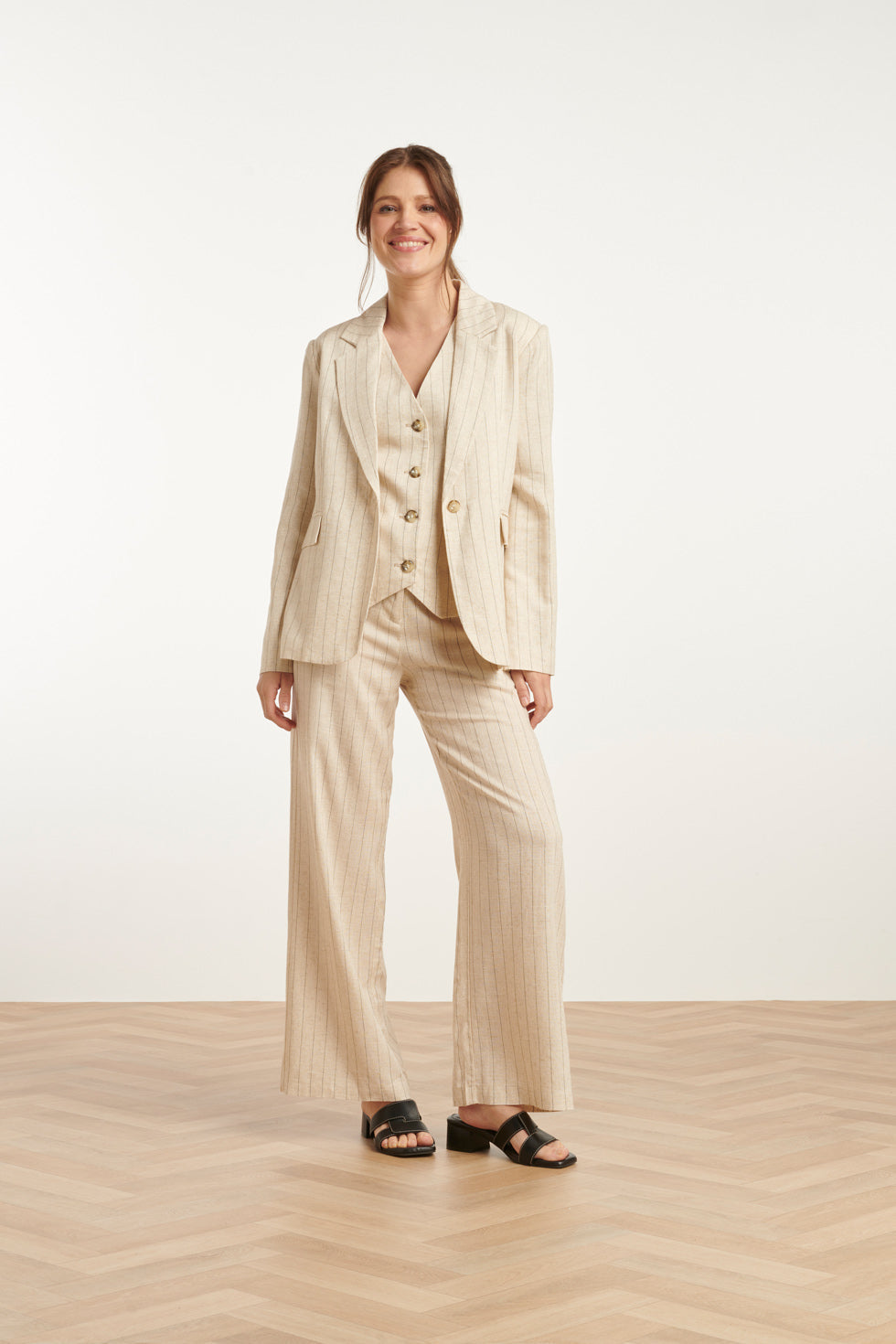 25126 Pinstriped Linen Blazer | Sand-Black