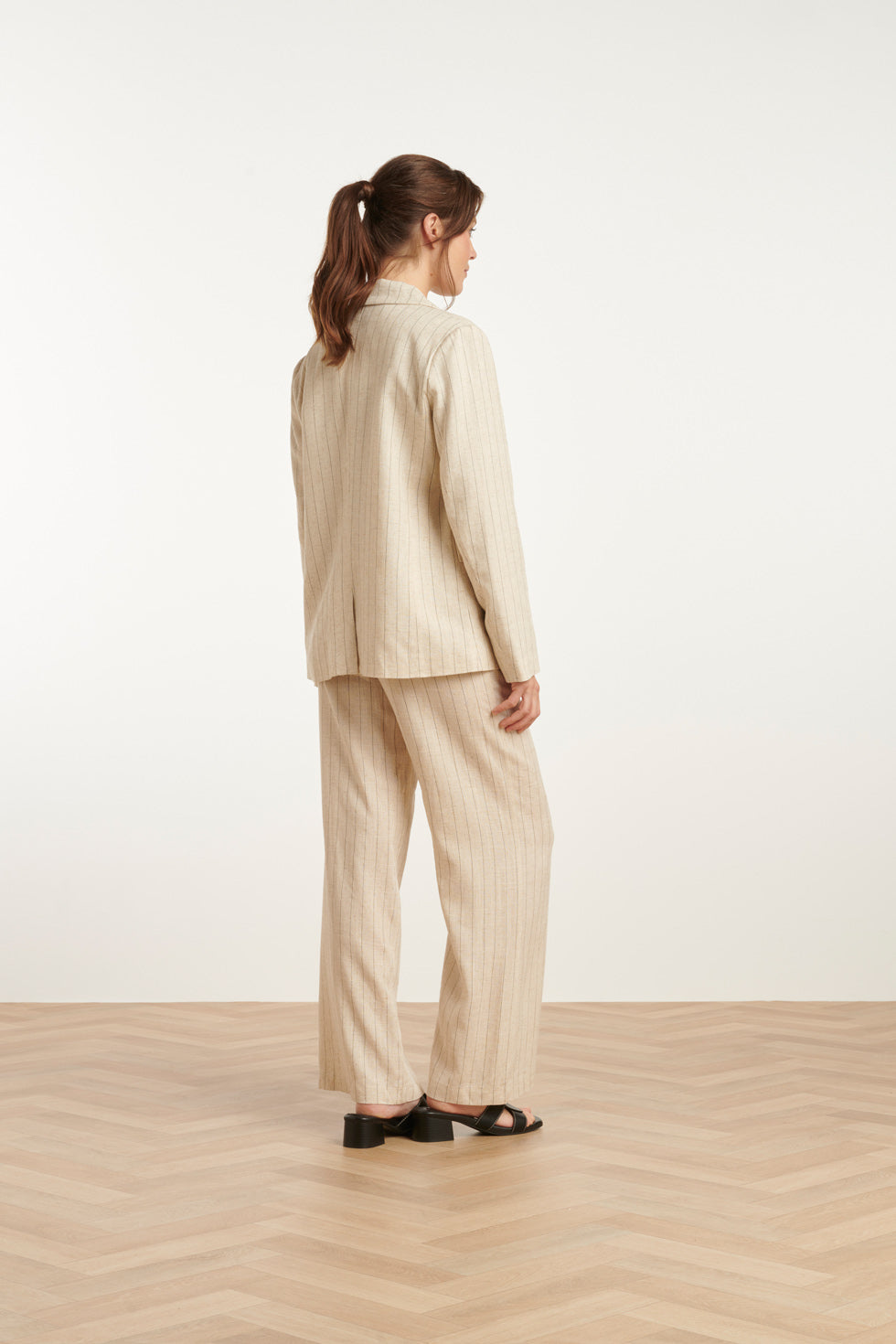 25126 Pinstriped Linen Blazer | Sand-Black