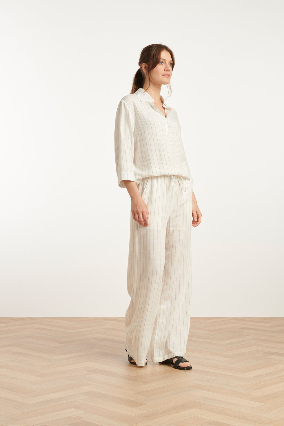 25129 Te Pinstripe Linnen Top Met V-Hals | White-Black