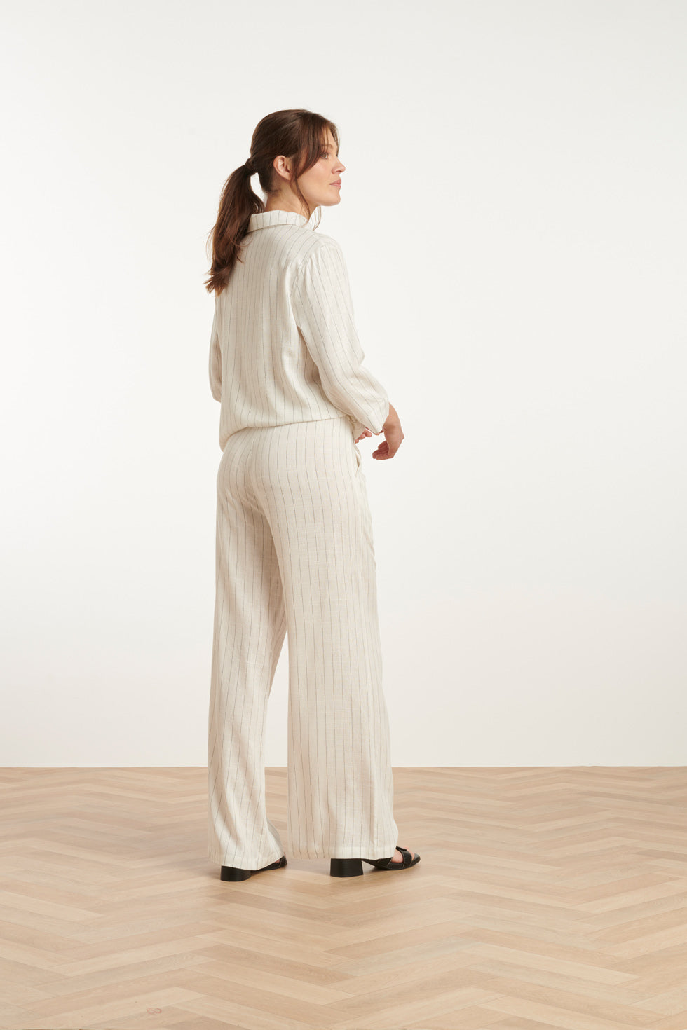 25129 Te Pinstripe Linnen Top Met V-Hals | White-Black