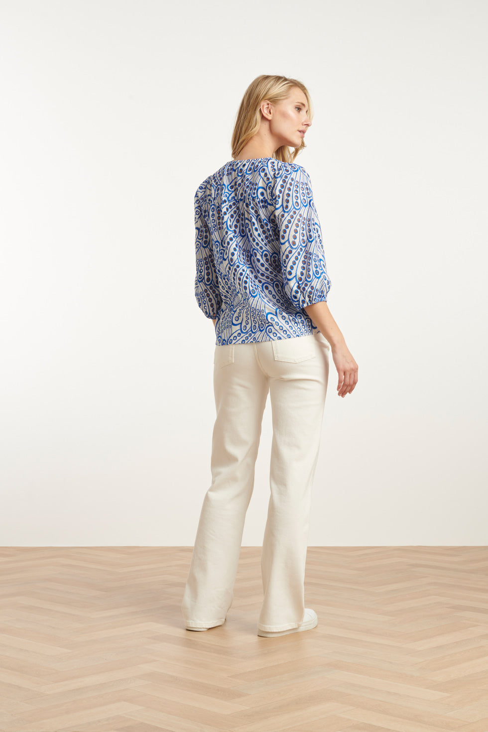 25136 Broderie Anglaise Top Met V-Hals En 3/4 Mouwen – | Cobalt Blue-White