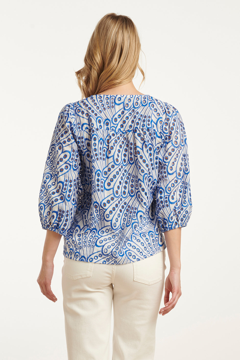 25136 Broderie Anglaise Top Met V-Hals En 3/4 Mouwen – | Cobalt Blue-White