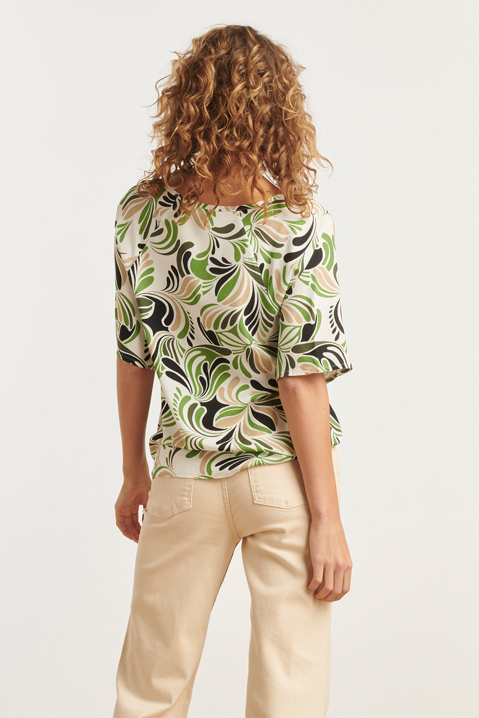25154 Te Top Met Grafisch Print, Matcha | Sand-Light Green
