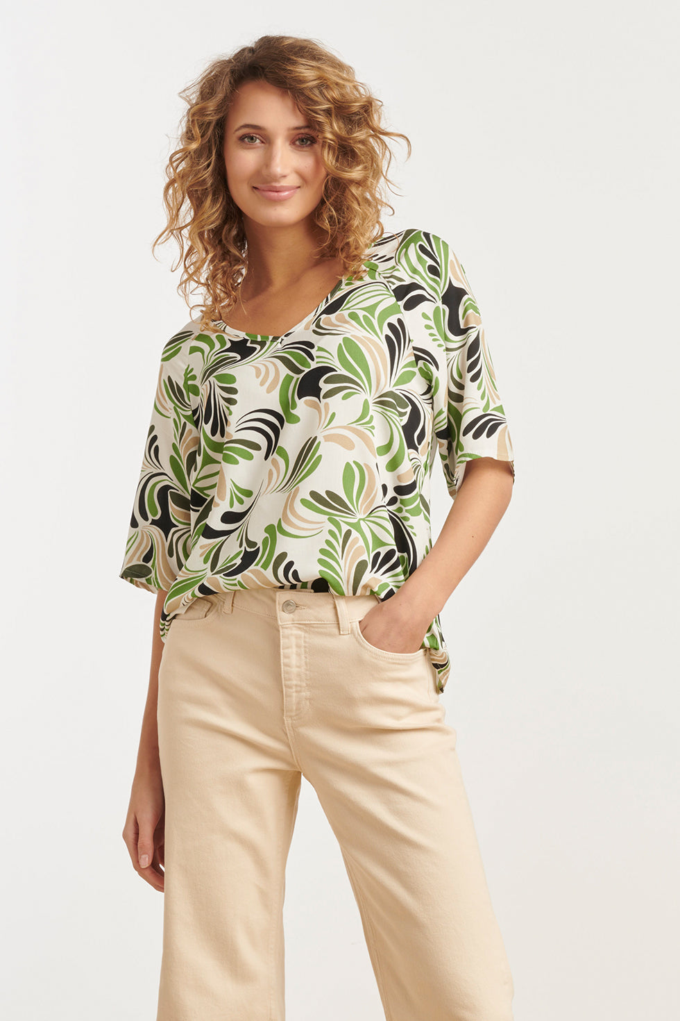 25154 Te Top Met Grafisch Print, Matcha | Sand-Light Green