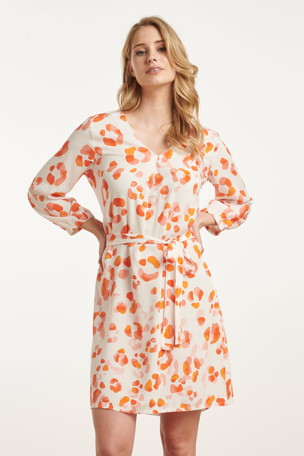 25163 Korte Jurk Met Perzik Dierenprint | Orange-Multicolour