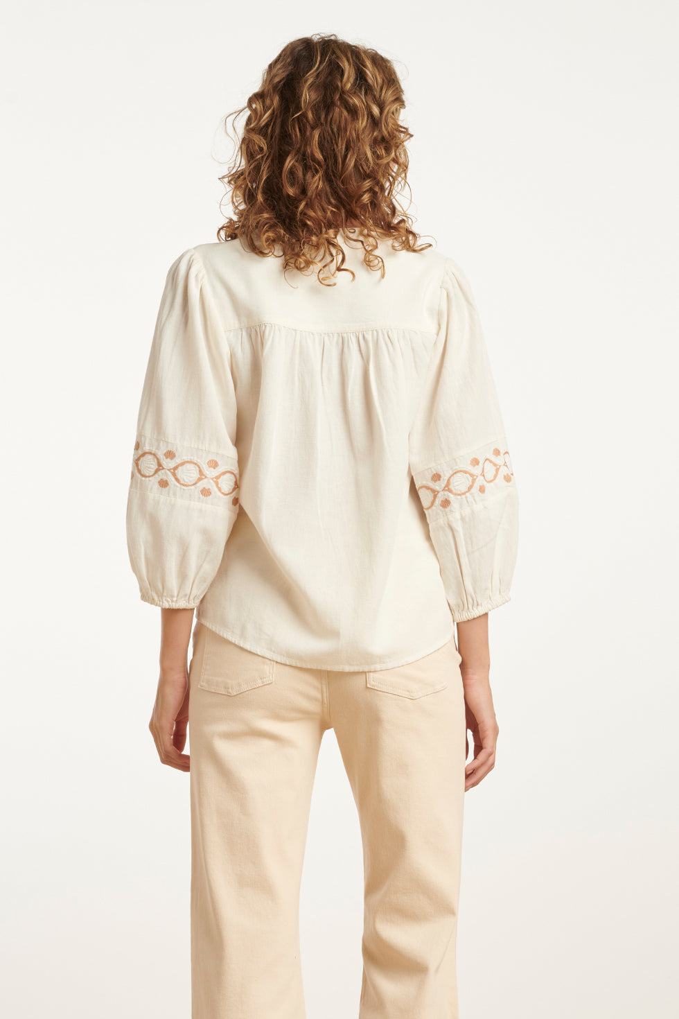 25194 Off White Top Met Geborduurde Mouwen | Off White - Sand