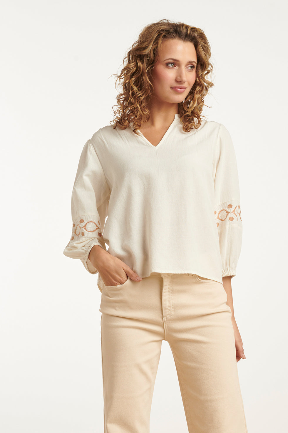 25194 Off White Top Met Geborduurde Mouwen | Sand-Off White