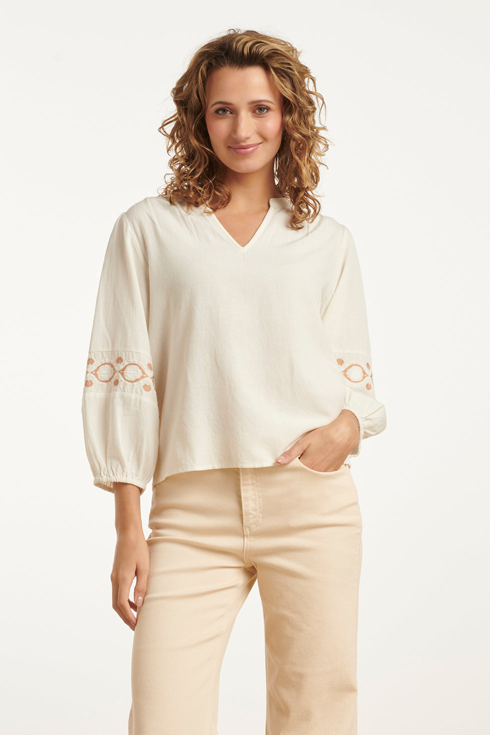 25194 Off White Top Met Geborduurde Mouwen | Sand-Off White