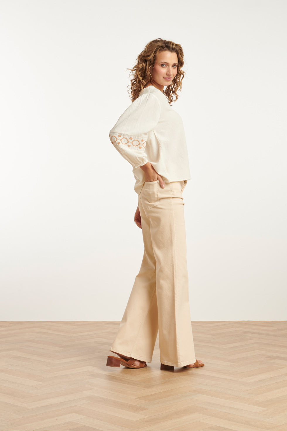 25206 Flared Jeans | Sand