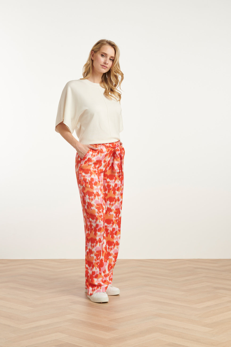 25209 Satijnen Broek Met Peach Bloemenprint | Peach-Multicolour