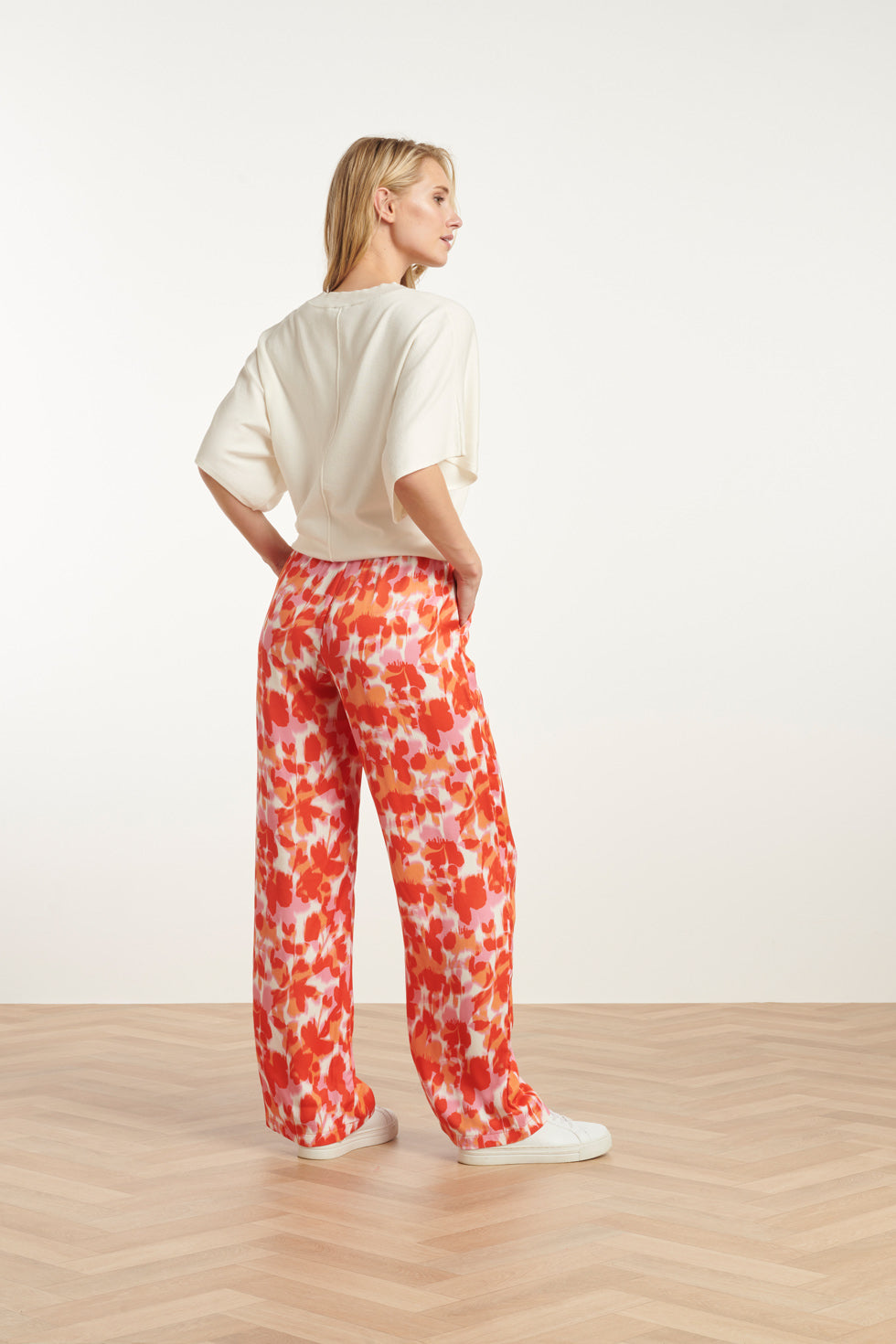 25209 Satijnen Broek Met Peach Bloemenprint | Peach-Multicolour