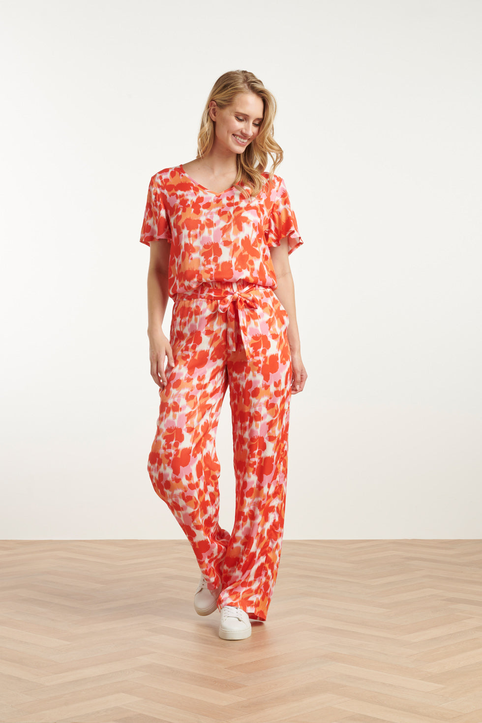 25210 Satijnen Top Met Peach Bloemenprint | Peach - Muticolour