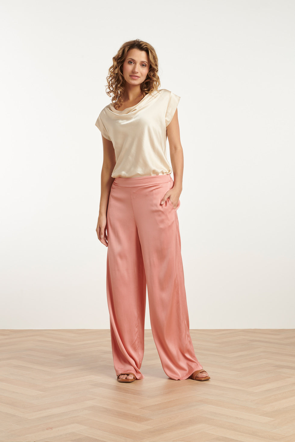 25212 Waterfall Satijn Top | Sand