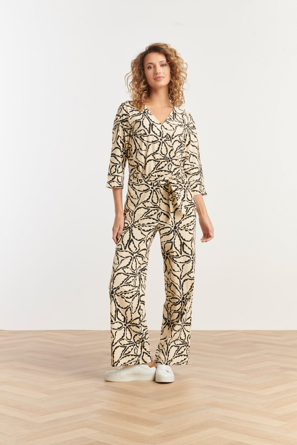 25241 Jumpsuit Met E Bloemenprinttravel Kwaliteit | Sand-Black
