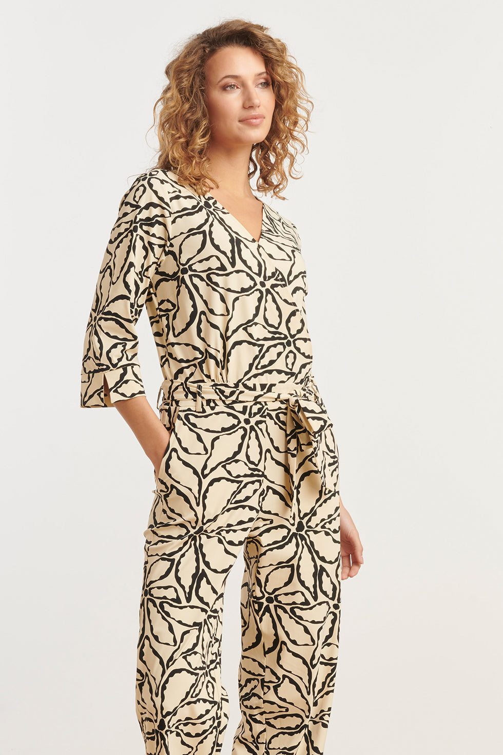 25241 Jumpsuit Met E Bloemenprinttravel Kwaliteit | Sand-Black