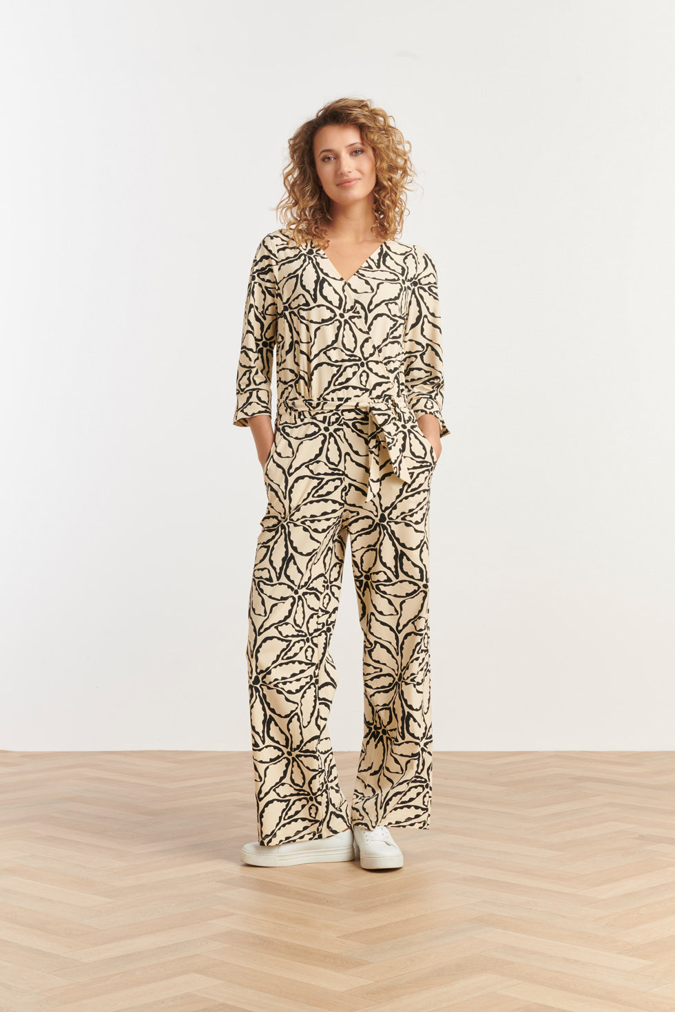 25241 Jumpsuit Met E Bloemenprinttravel Kwaliteit | Sand-Black