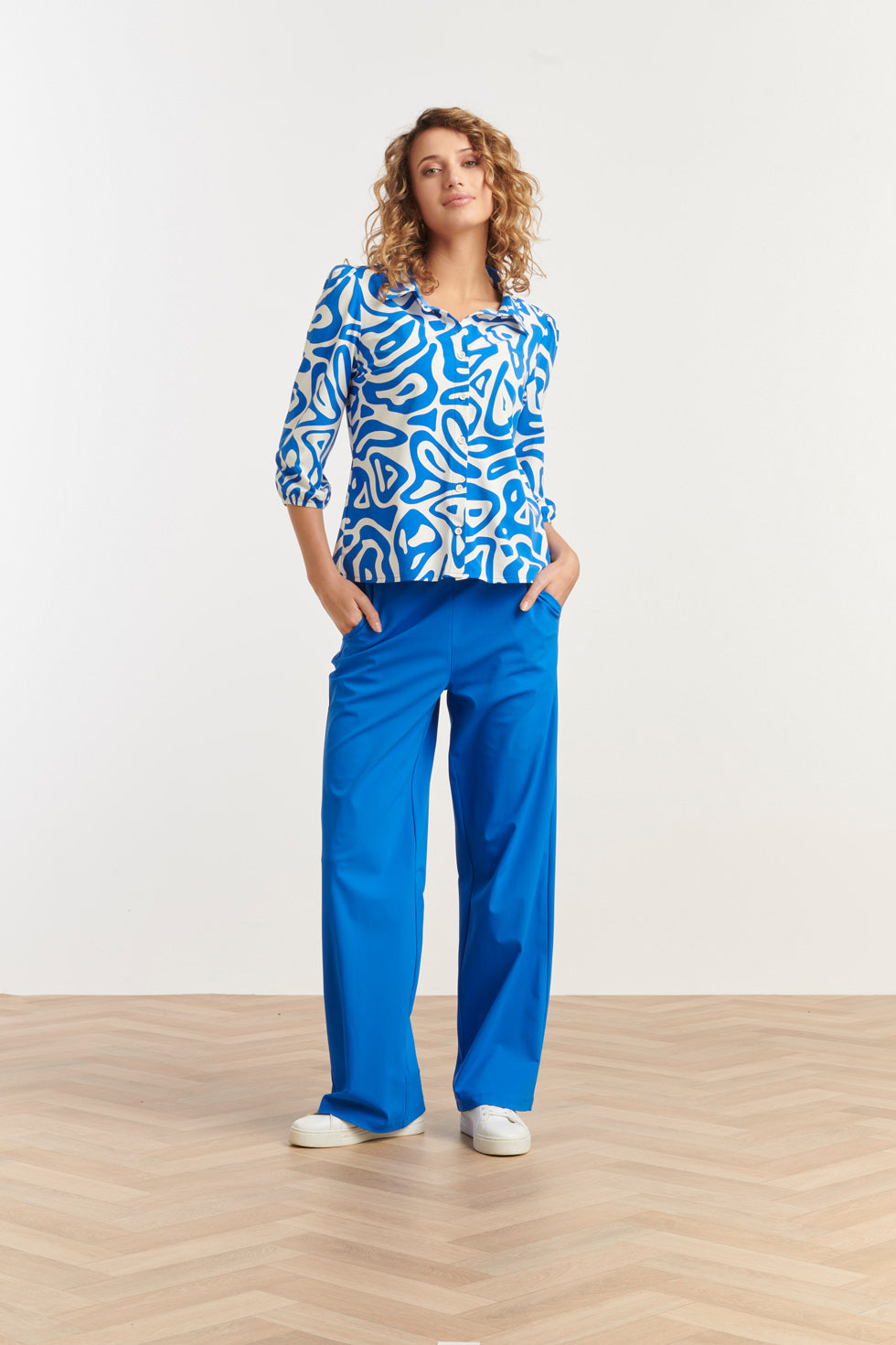 25249 Cobaltte Graphic Geprinte Blousetravelkwaliteit | Cobalt - White
