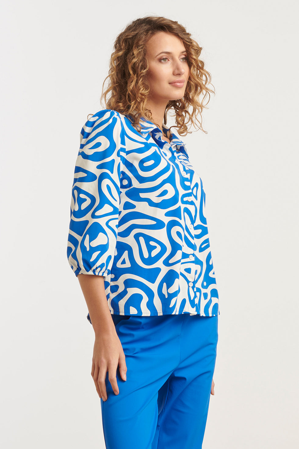 25249 Cobaltte Graphic Geprinte Blousetravelkwaliteit | Cobalt - White