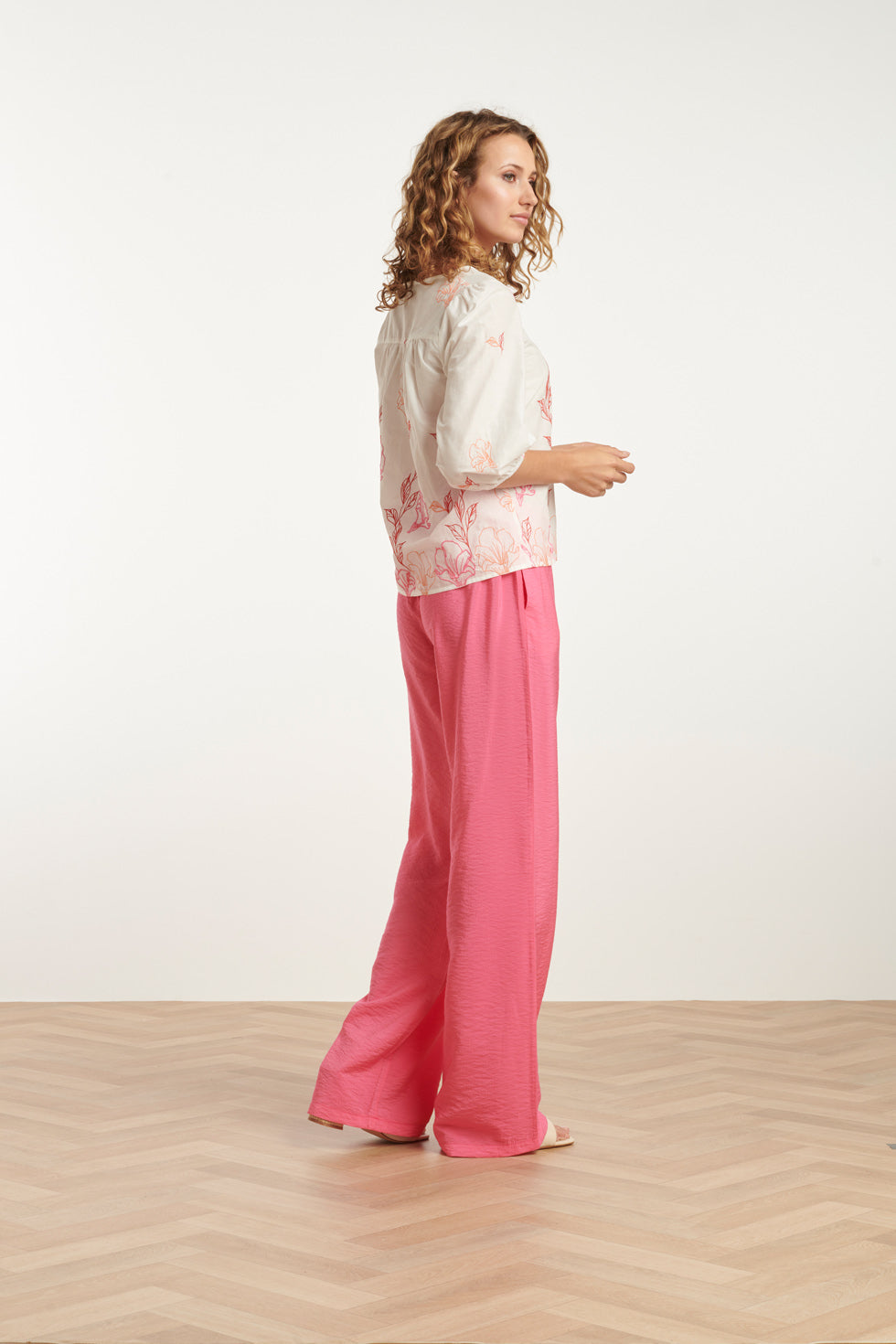 25262 Te Top Met Bloemenborduurselsv-Hals | White-Multicolour