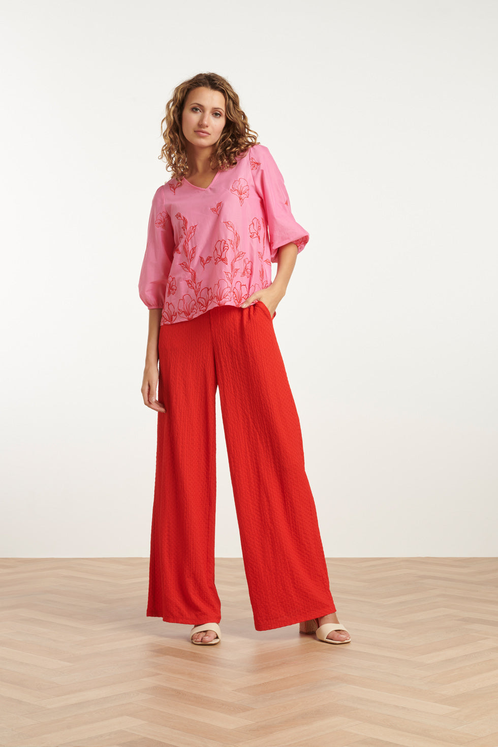 25262 Top Met Bloemenborduurselsv-Hals | Pink-Red