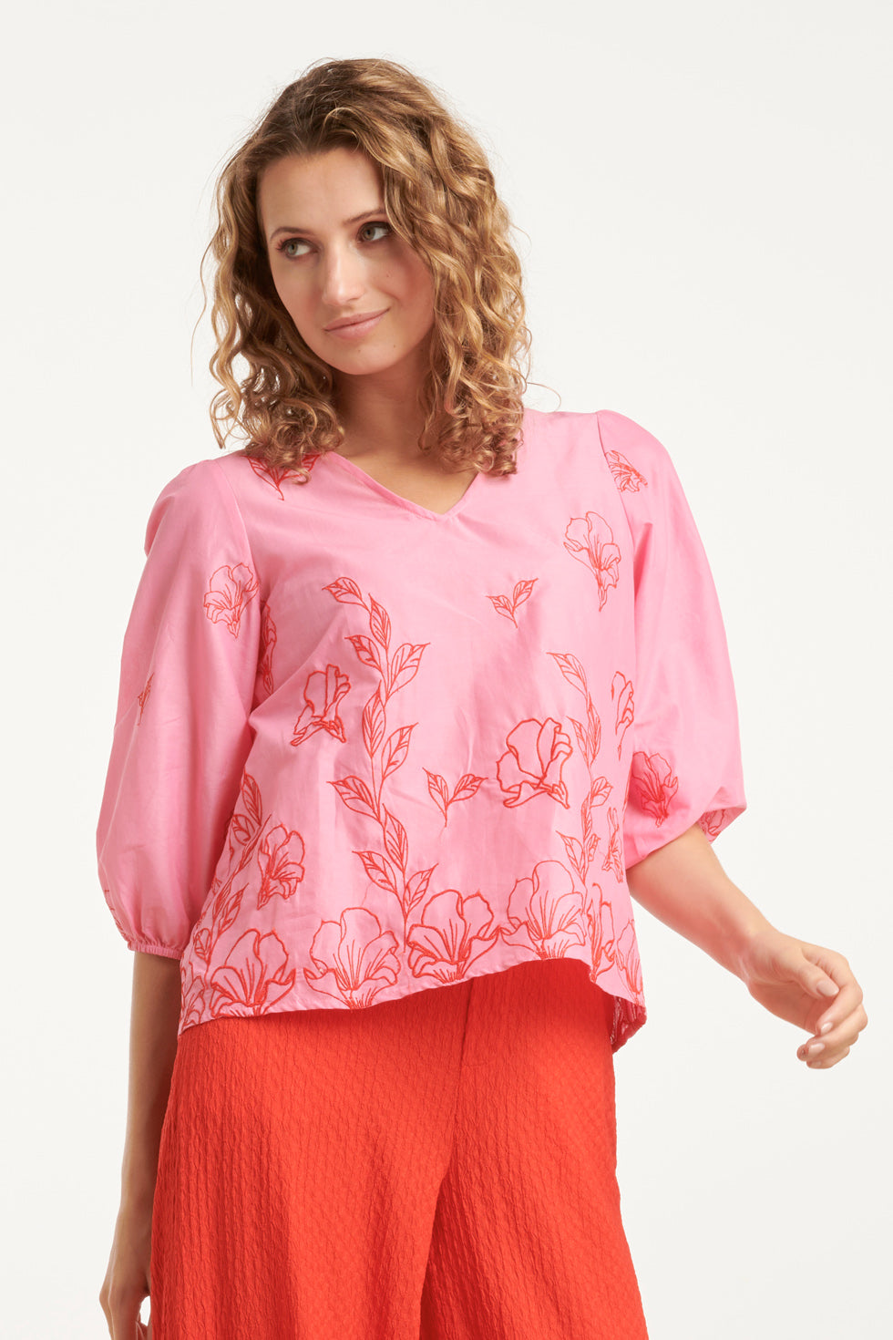 25262 Top Met Bloemenborduurselsv-Hals | Pink-Red
