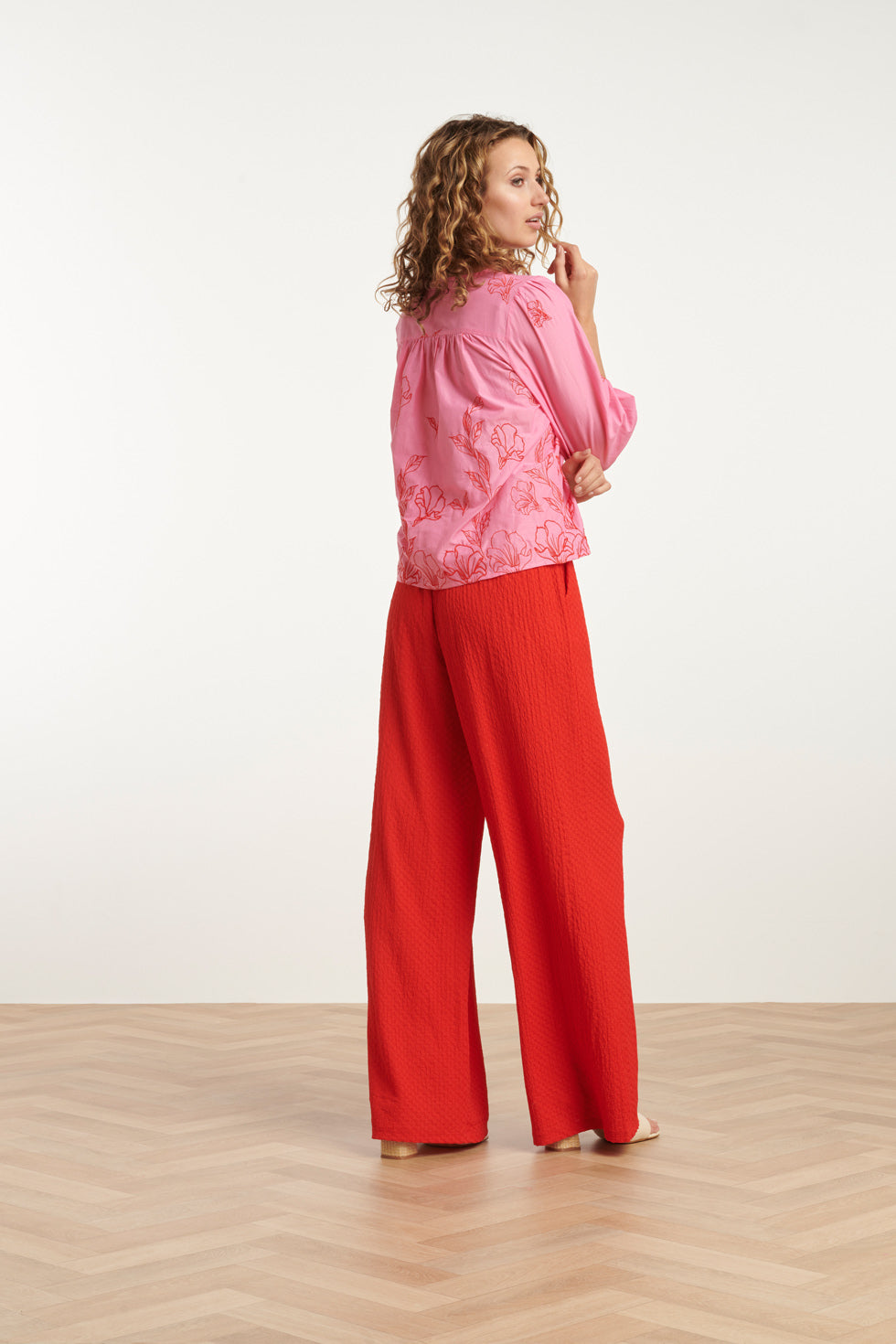 25262 Top Met Bloemenborduurselsv-Hals | Pink-Red