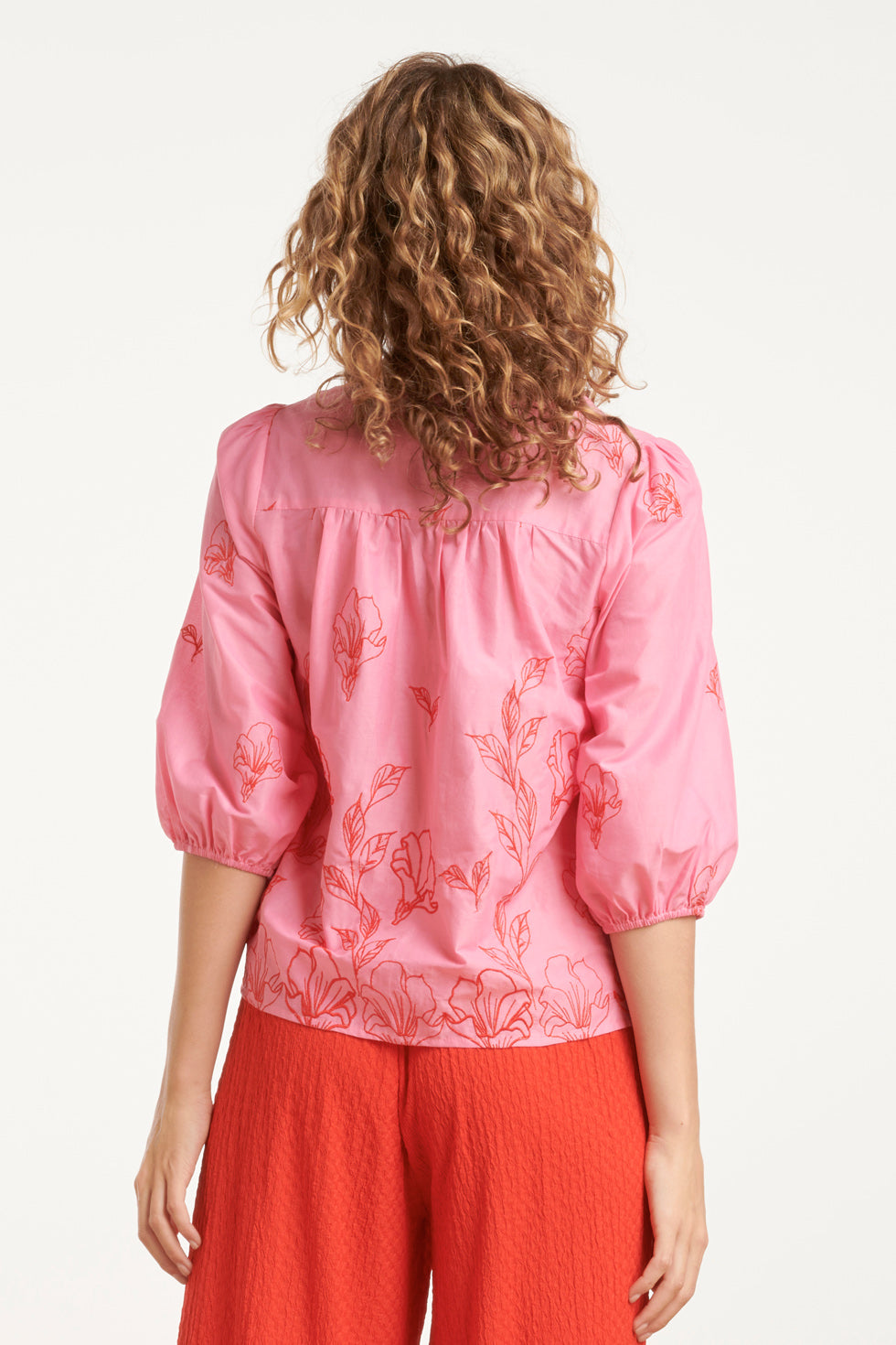 25262 Top Met Bloemenborduurselsv-Hals | Pink-Red