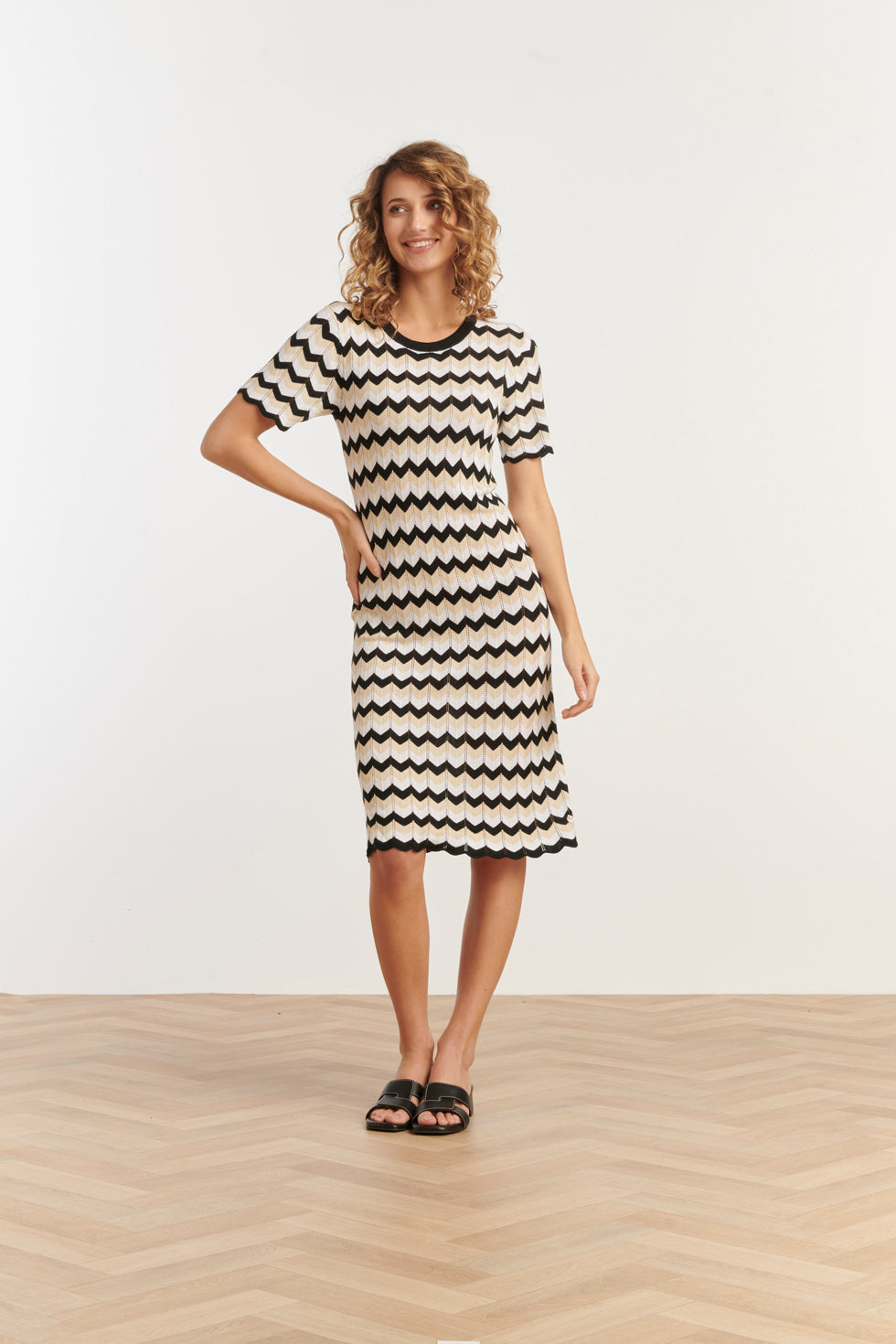 25267 Zigzag Gebreide Jurk, | Sand-Black