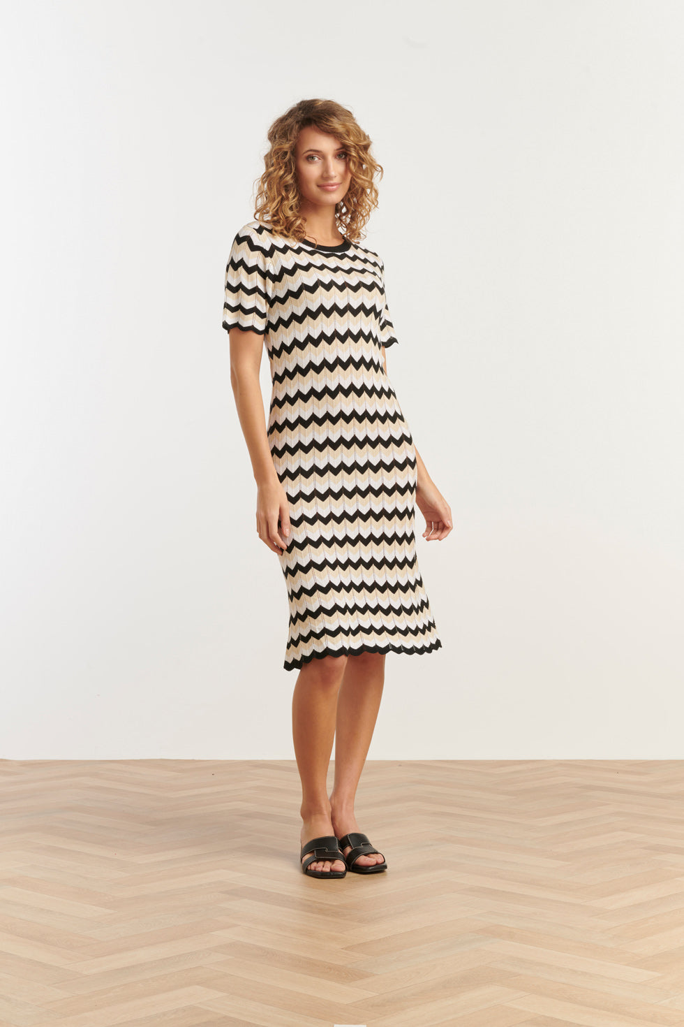 25267 Zigzag Gebreide Jurk, | Sand-Black