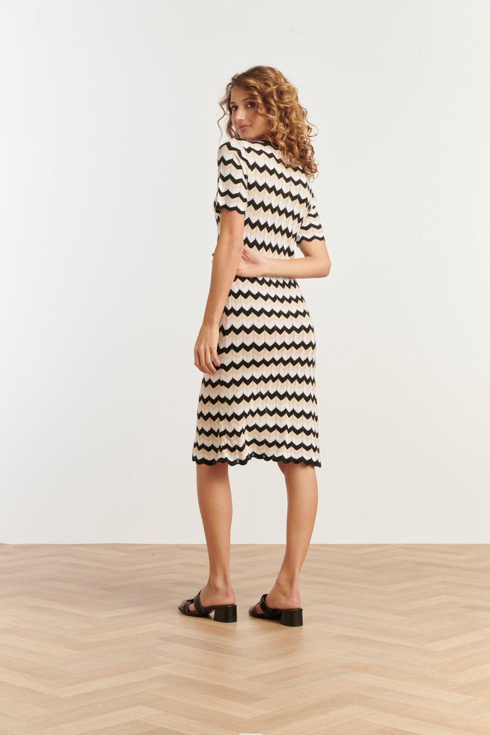 25267 Zigzag Gebreide Jurk, | Sand-Black