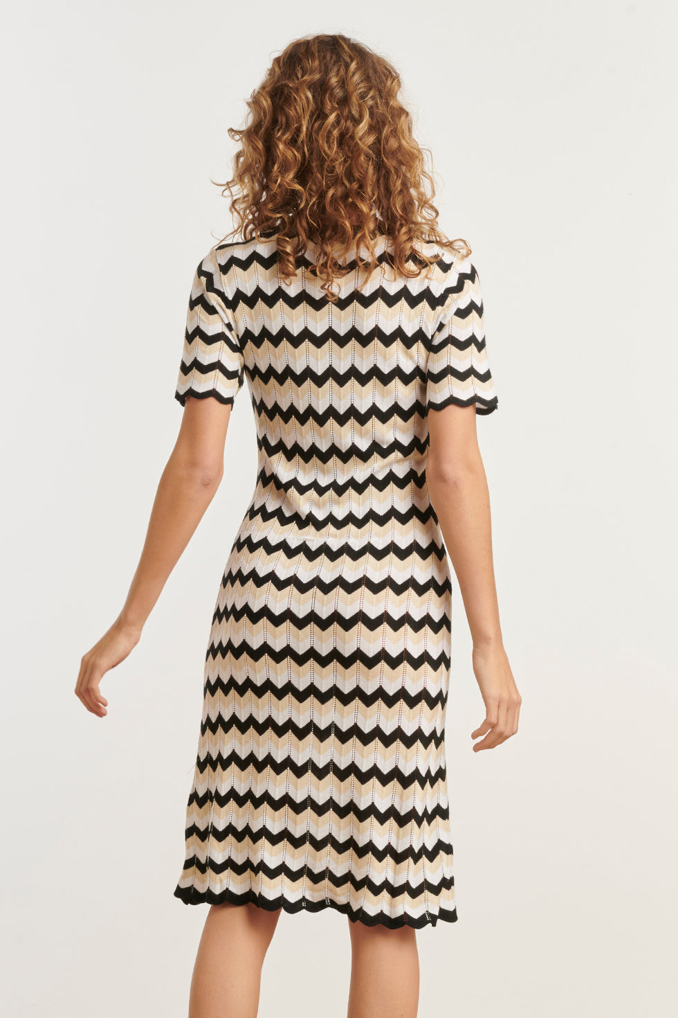 25267 Zigzag Gebreide Jurk, | Sand-Black