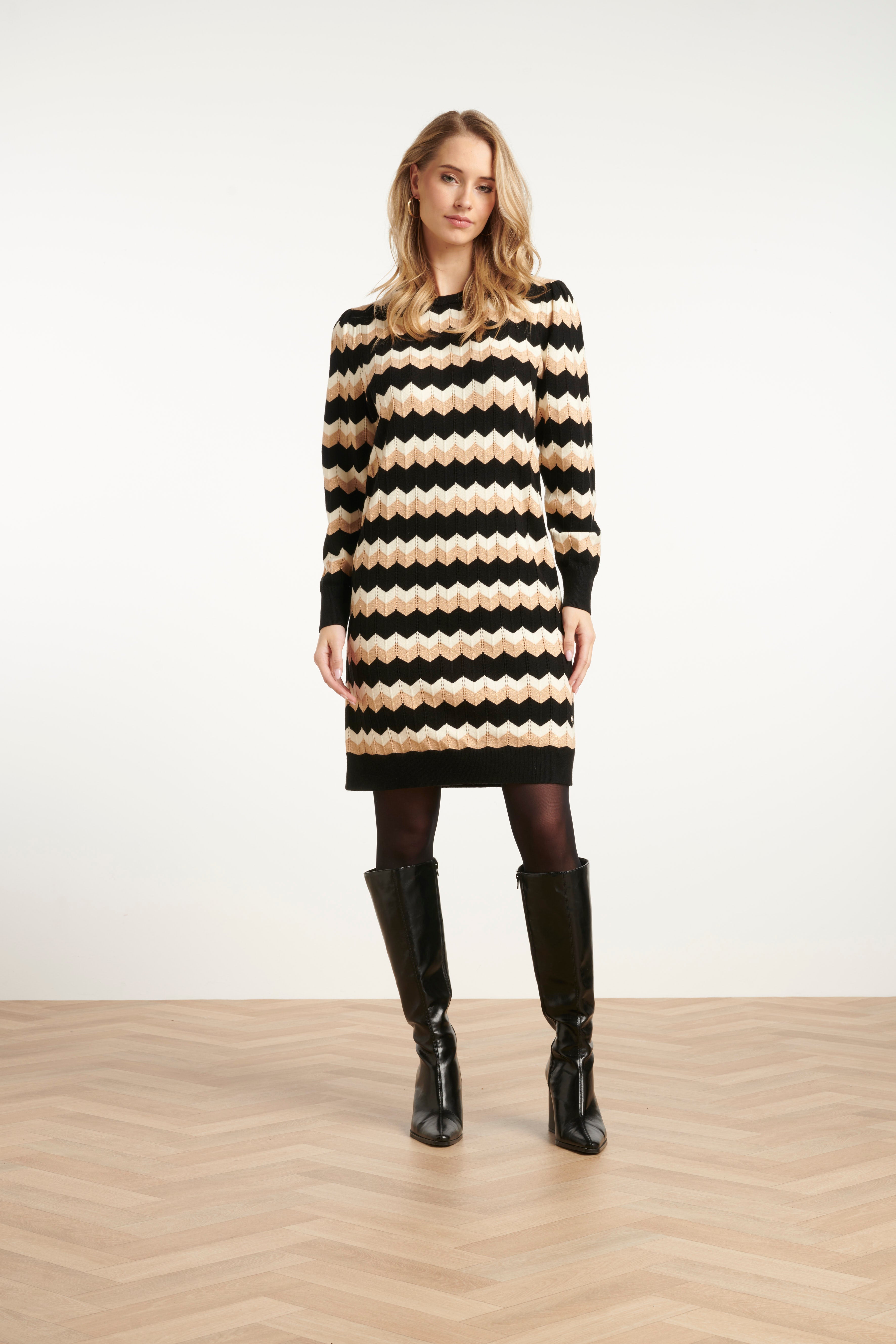 25521 Zwart En Zand Gebreide Zigzag Jurk | Black - Sand