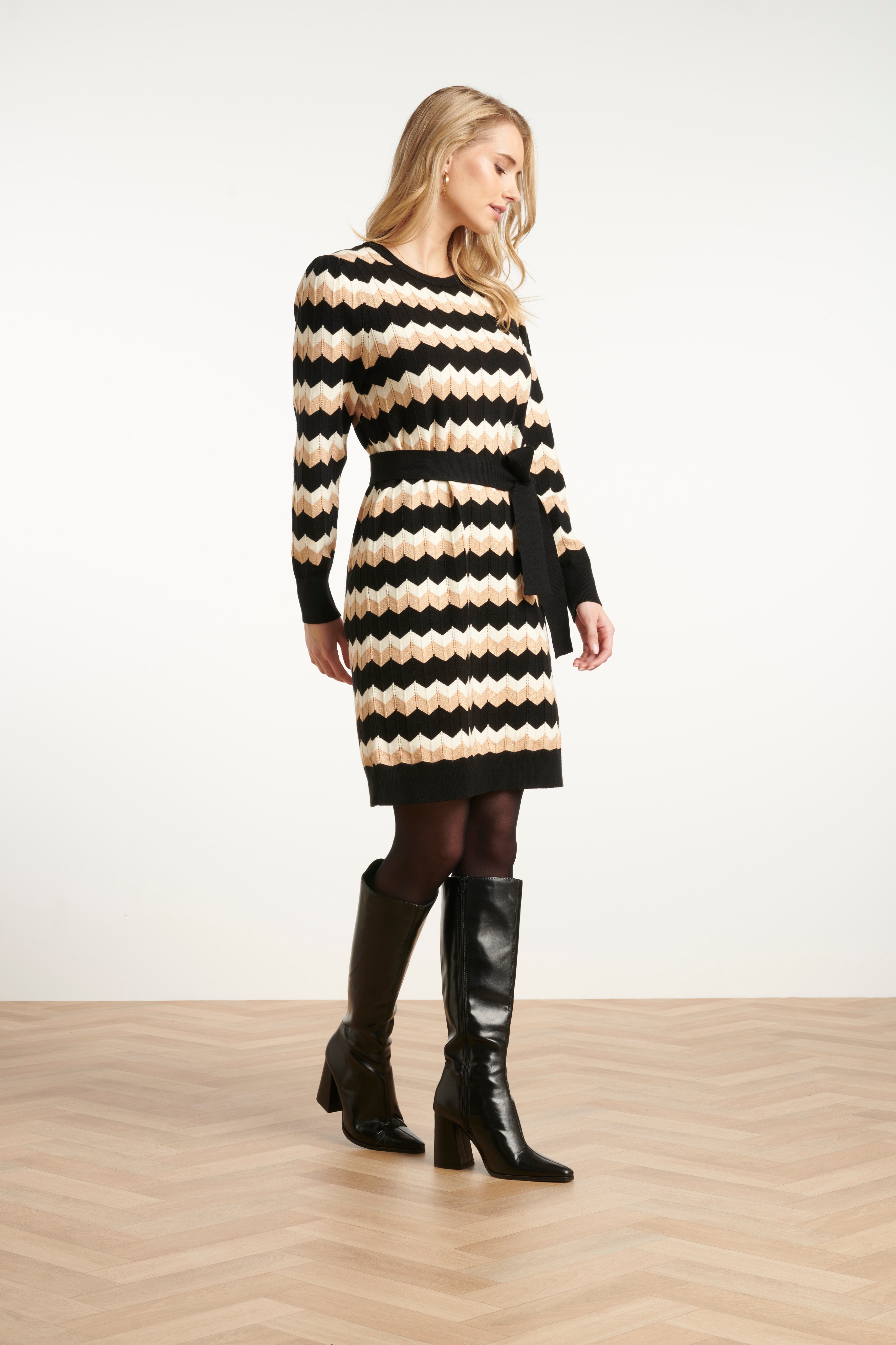 25521 Zwart En Zand Gebreide Zigzag Jurk | Black - Sand