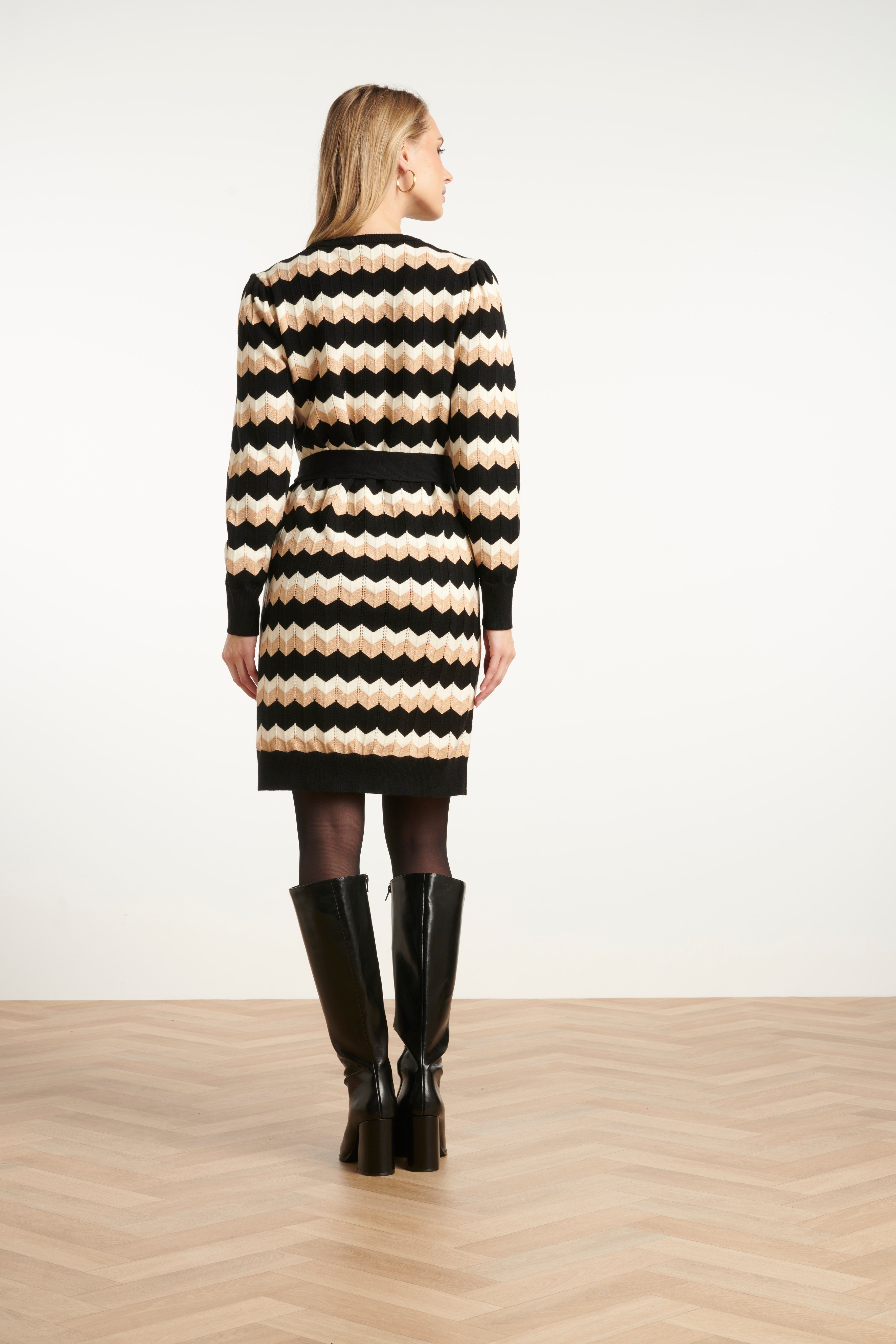 25521 Zwart En Zand Gebreide Zigzag Jurk | Black - Sand