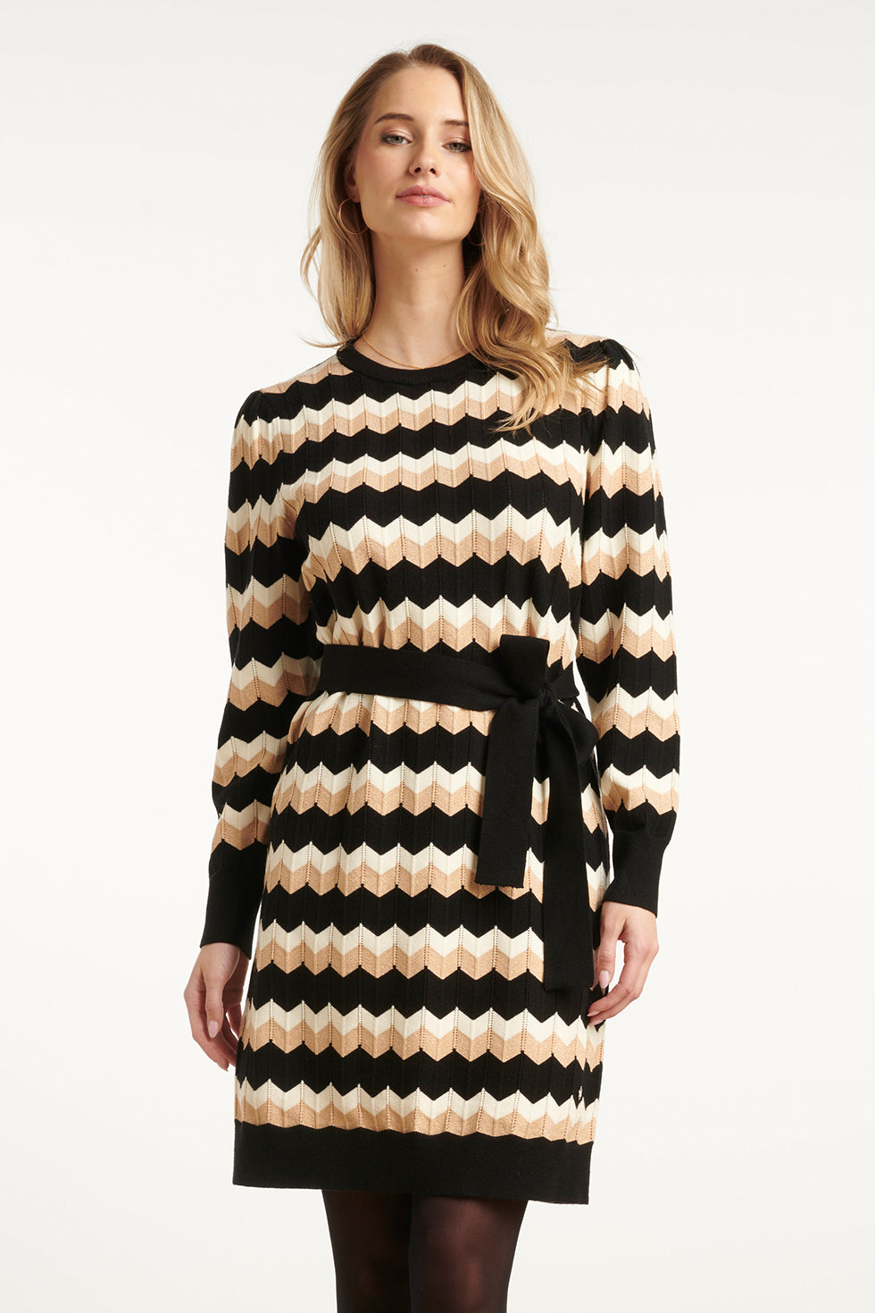 25521 Zwart en Zand Gebreide Zigzag Jurk | Black - Sand