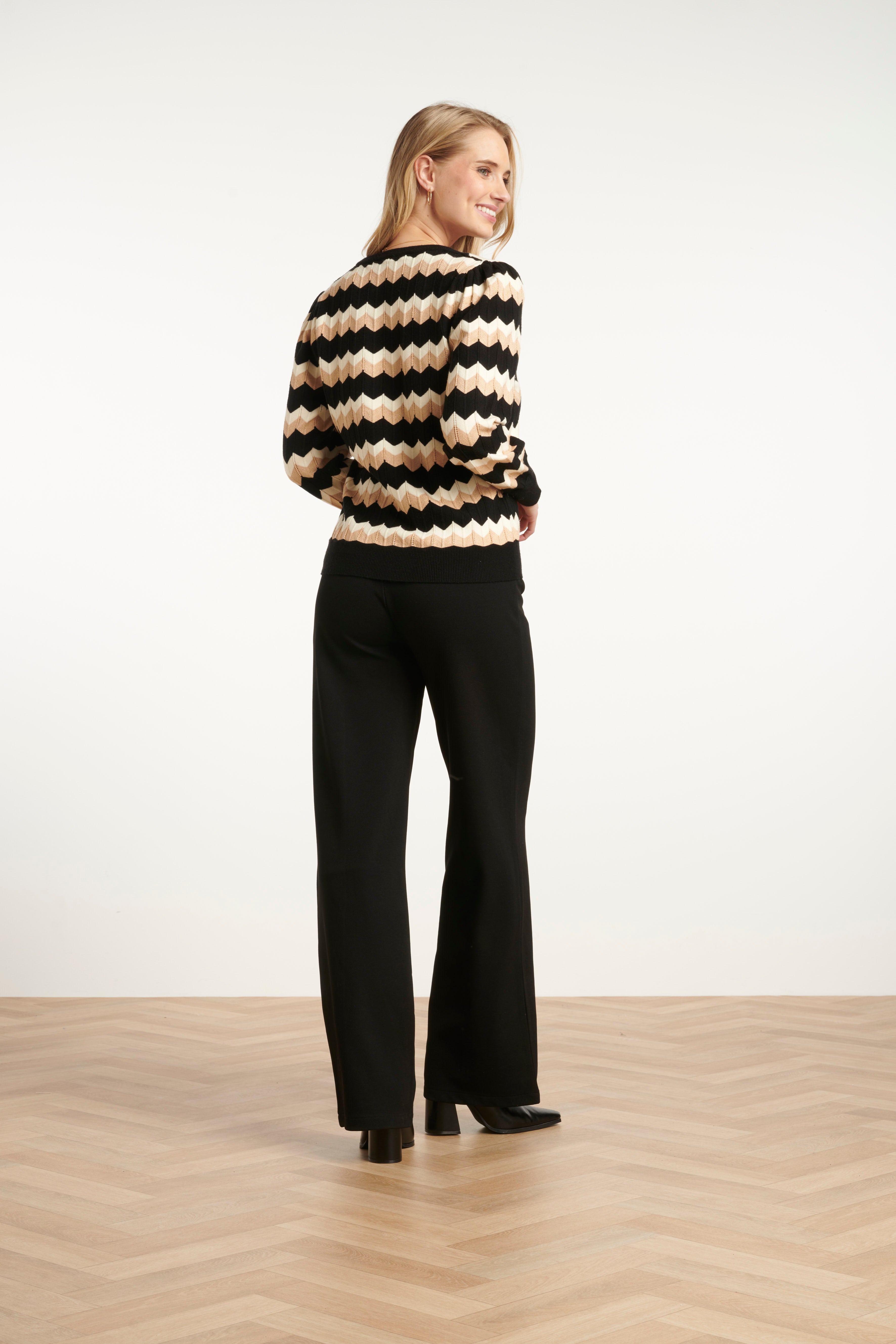 25523 Zwart En Zand Zigzag Gebreide Dames Top Met V-Hals | Black - Sand