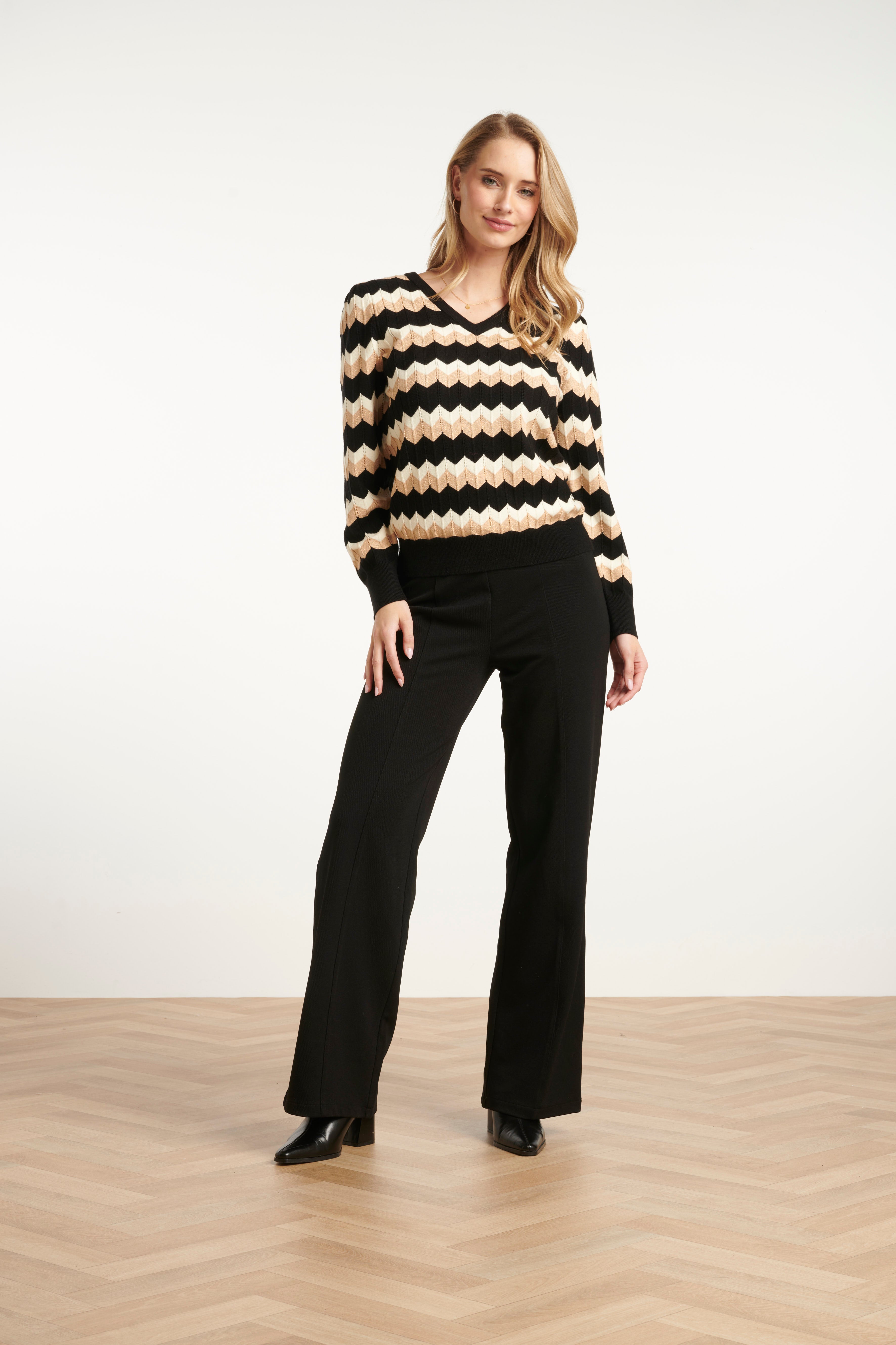 25523 Zwart en Zand Zigzag Gebreide Dames Top met V-Hals | Black - Sand