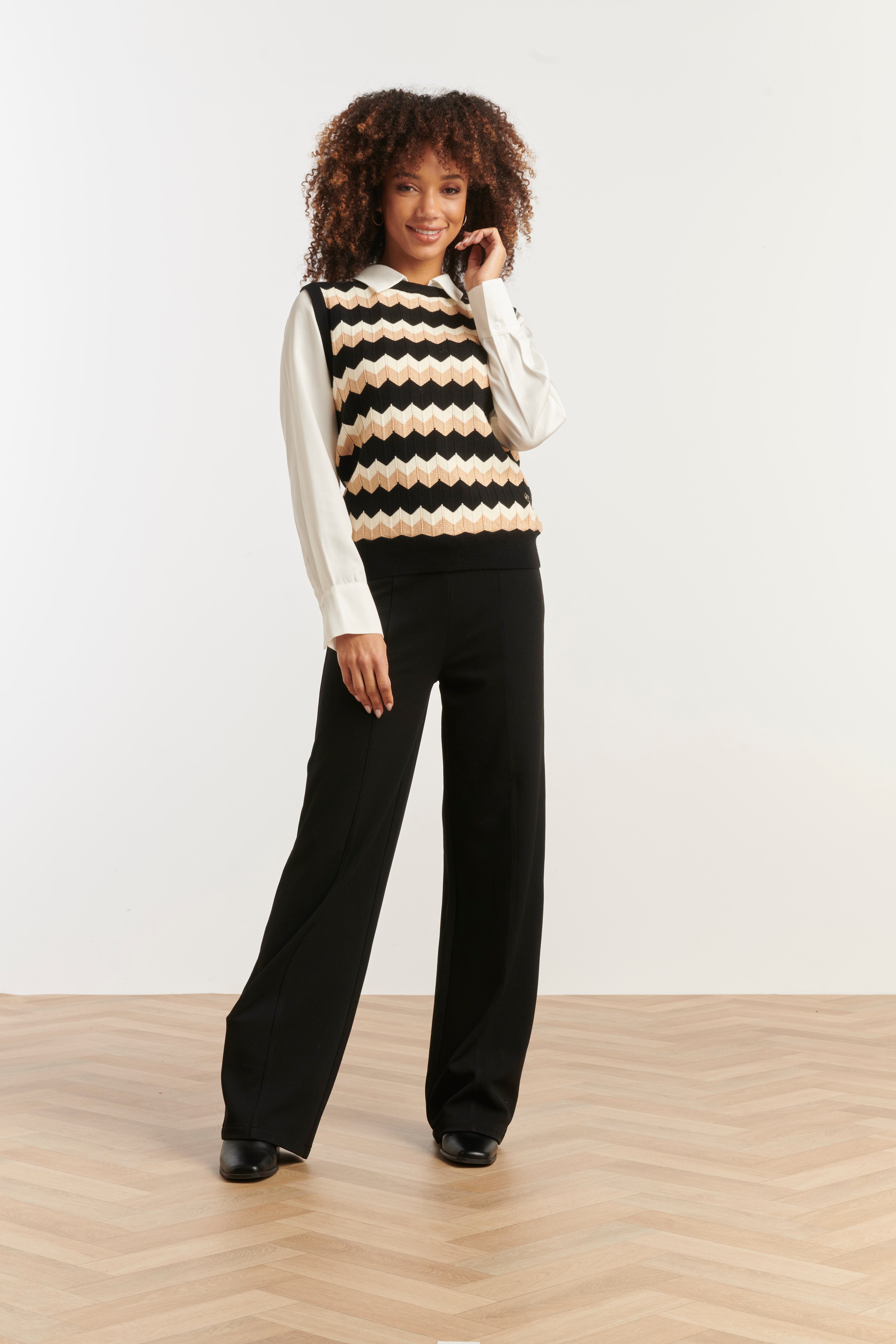 25525 Zigzag Top in Zwarten Zand – Mouwloze Gebreide Spencer | Black - Sand