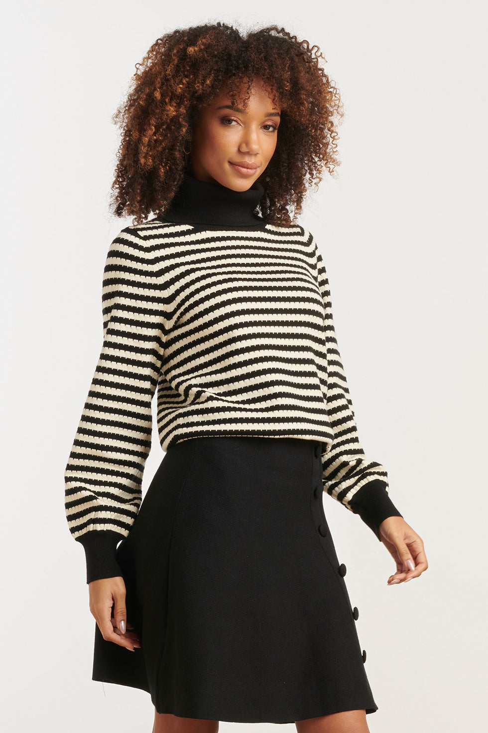 25526 Gebreide Damestop Met Hoge Col Pofmouwen | Black - Off White