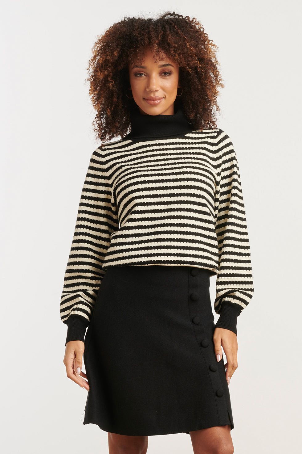 25526 Gebreide Damestop Met Hoge Col Pofmouwen | Black - Off White