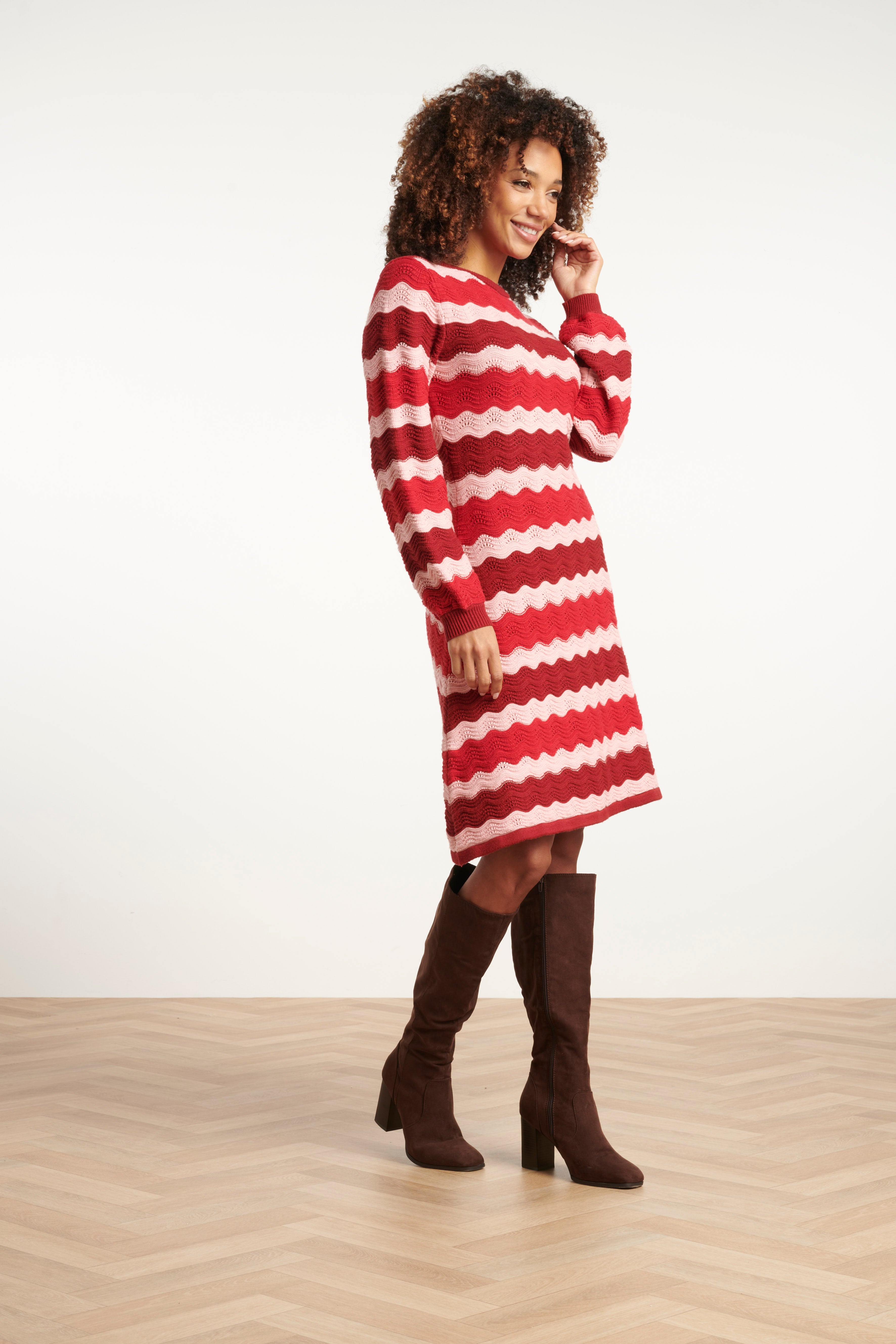 25527 Damesgebreide Jurk Zand Met Golfpatroon Pof... | Red - Pink