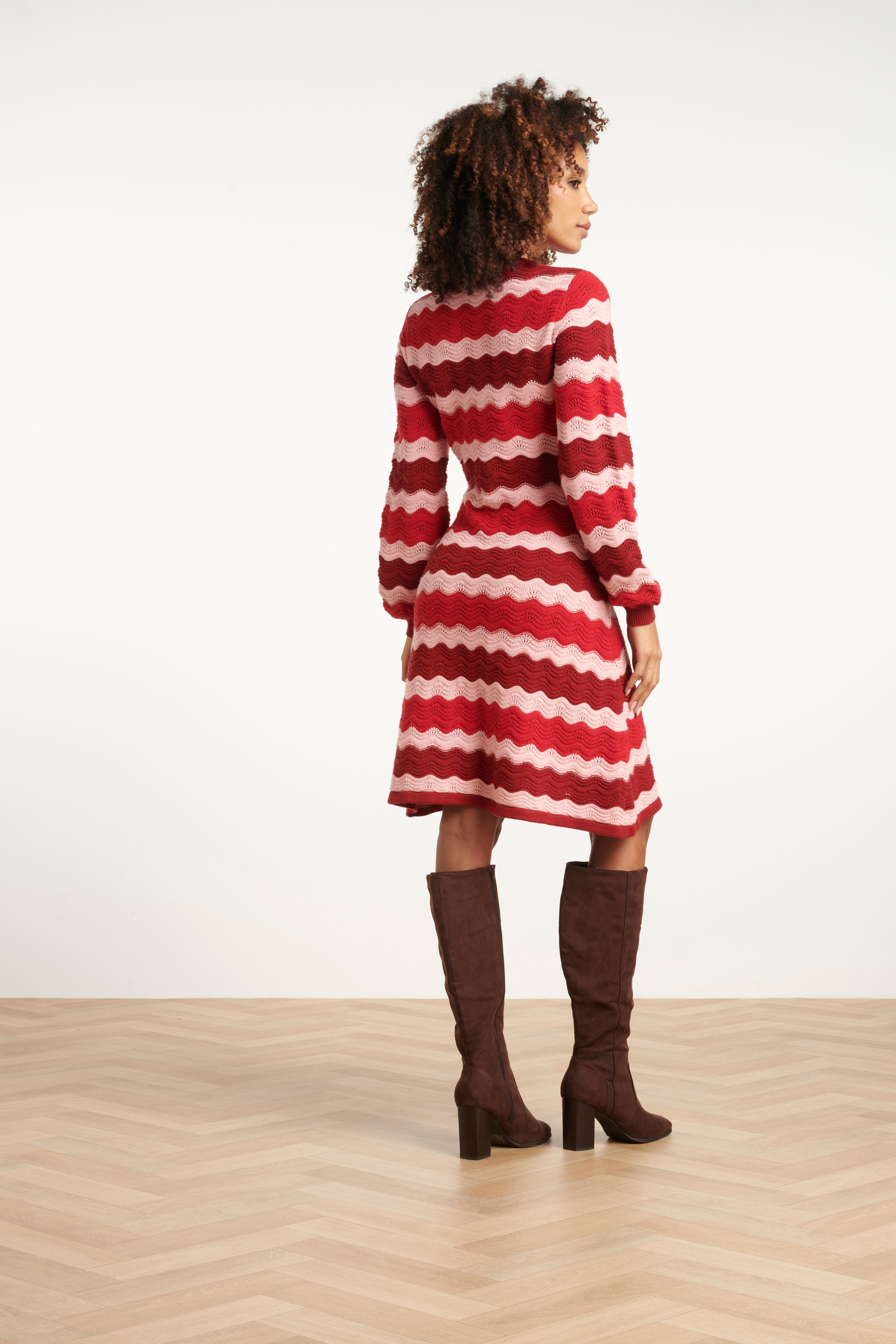 25527 Damesgebreide Jurk Zand Met Golfpatroon Pof... | Red - Pink