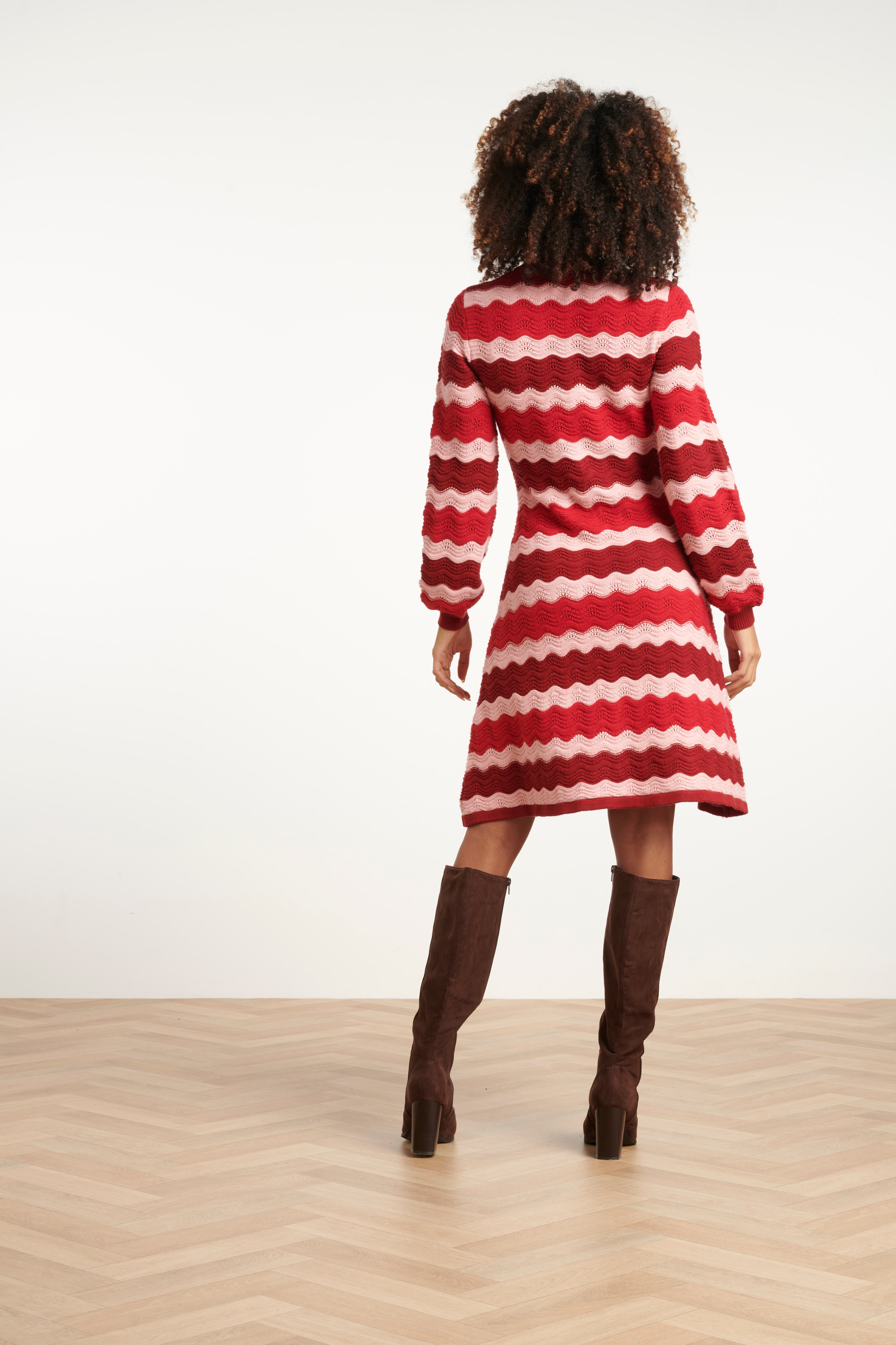 25527 Damesgebreide Jurk Zand Met Golfpatroon Pof... | Red - Pink