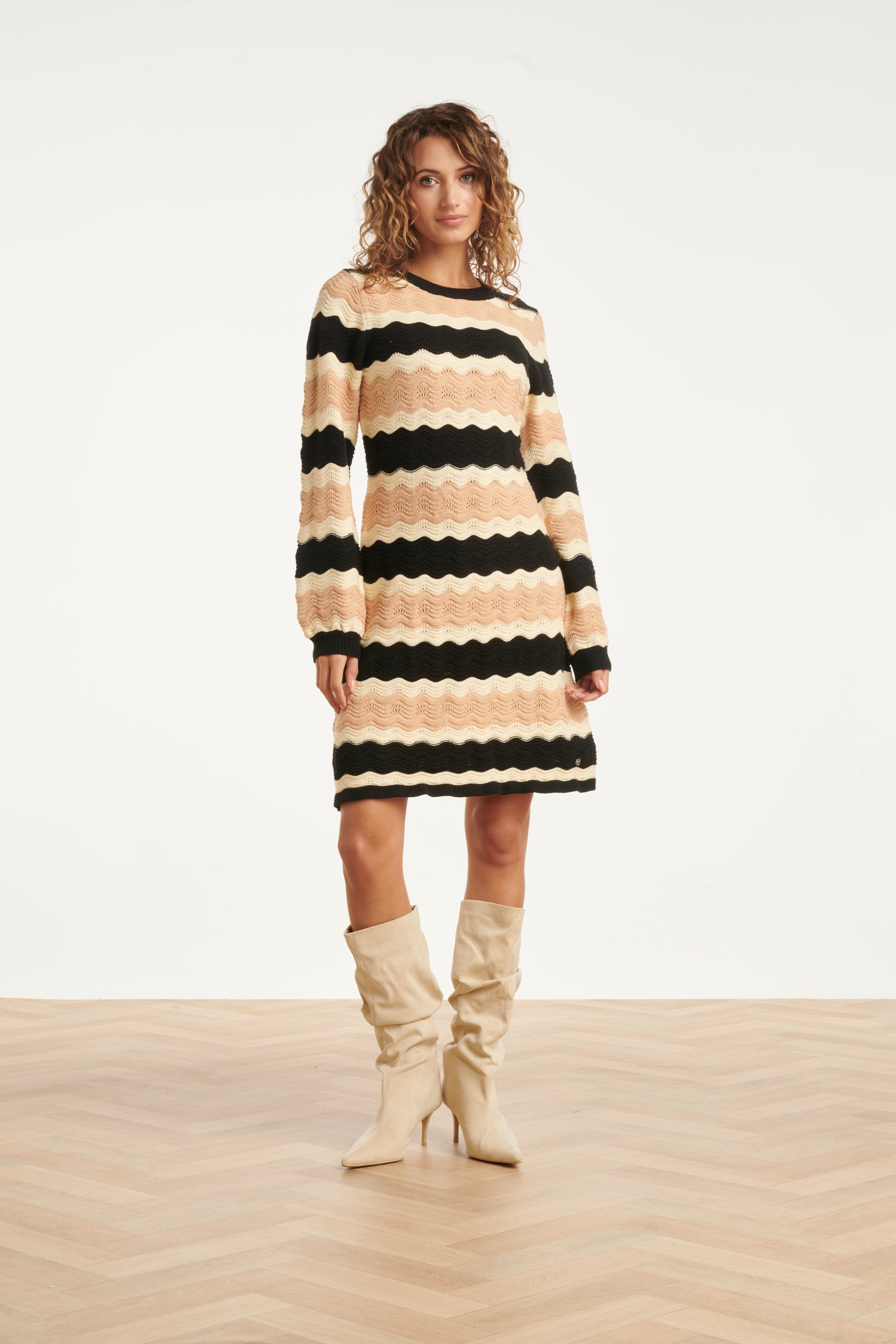 25527 Smashed Lemon Damesgebreide Jurk Zand met Golfpatroon Pof... | Black - Sand