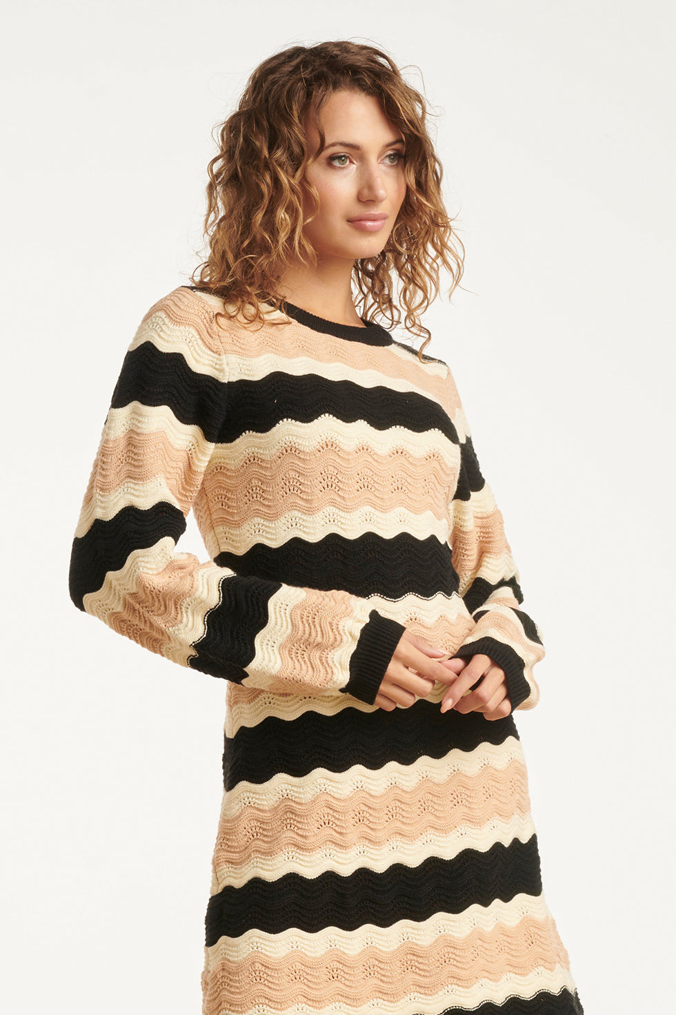 25527 Smashed Lemon Damesgebreide Jurk Zand met Golfpatroon Pof... | Black - Sand