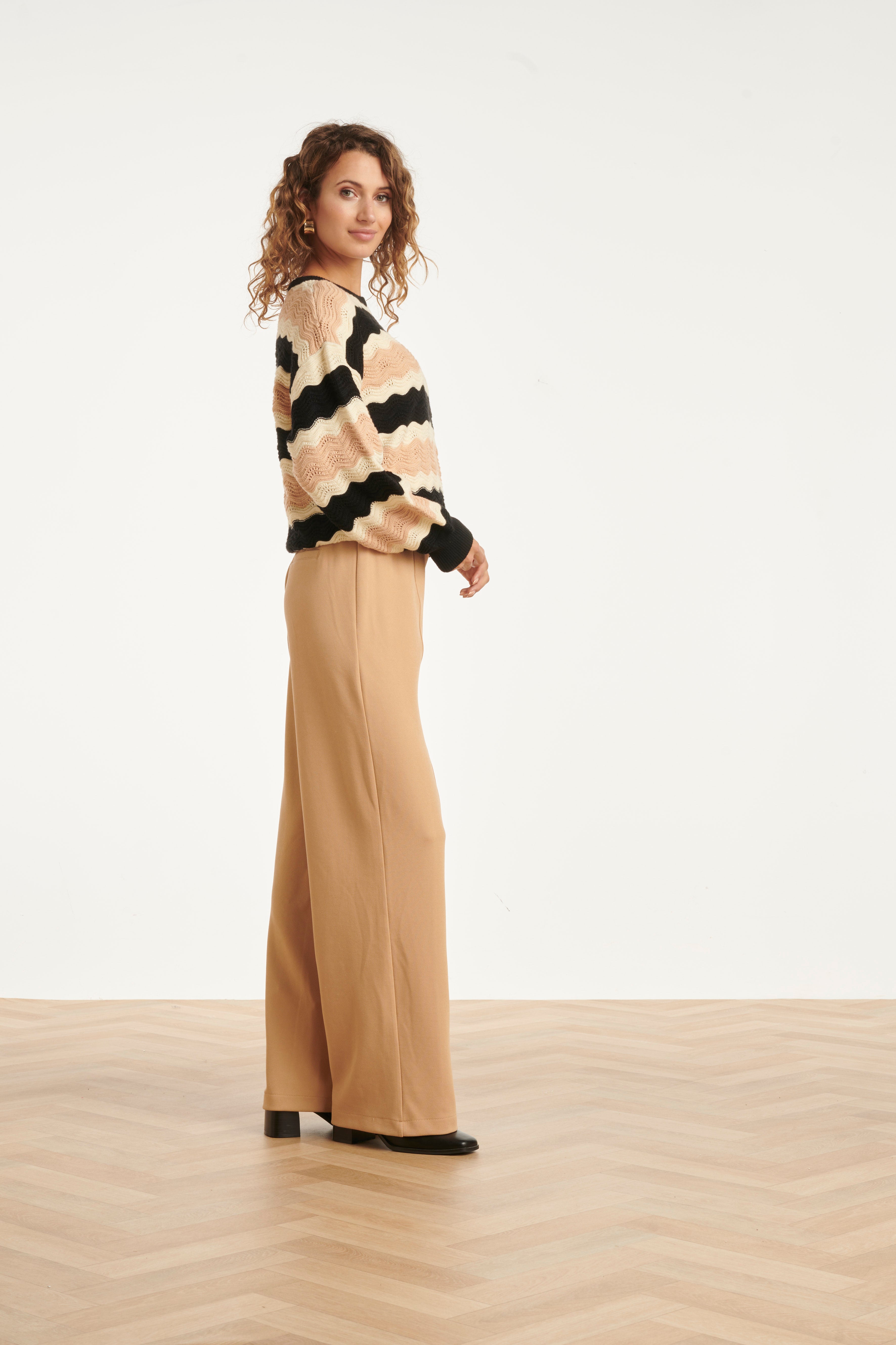 25528 Smashed Lemon Damesgebreide Top Zand met Golfpatroon Pofm... | Black - Sand