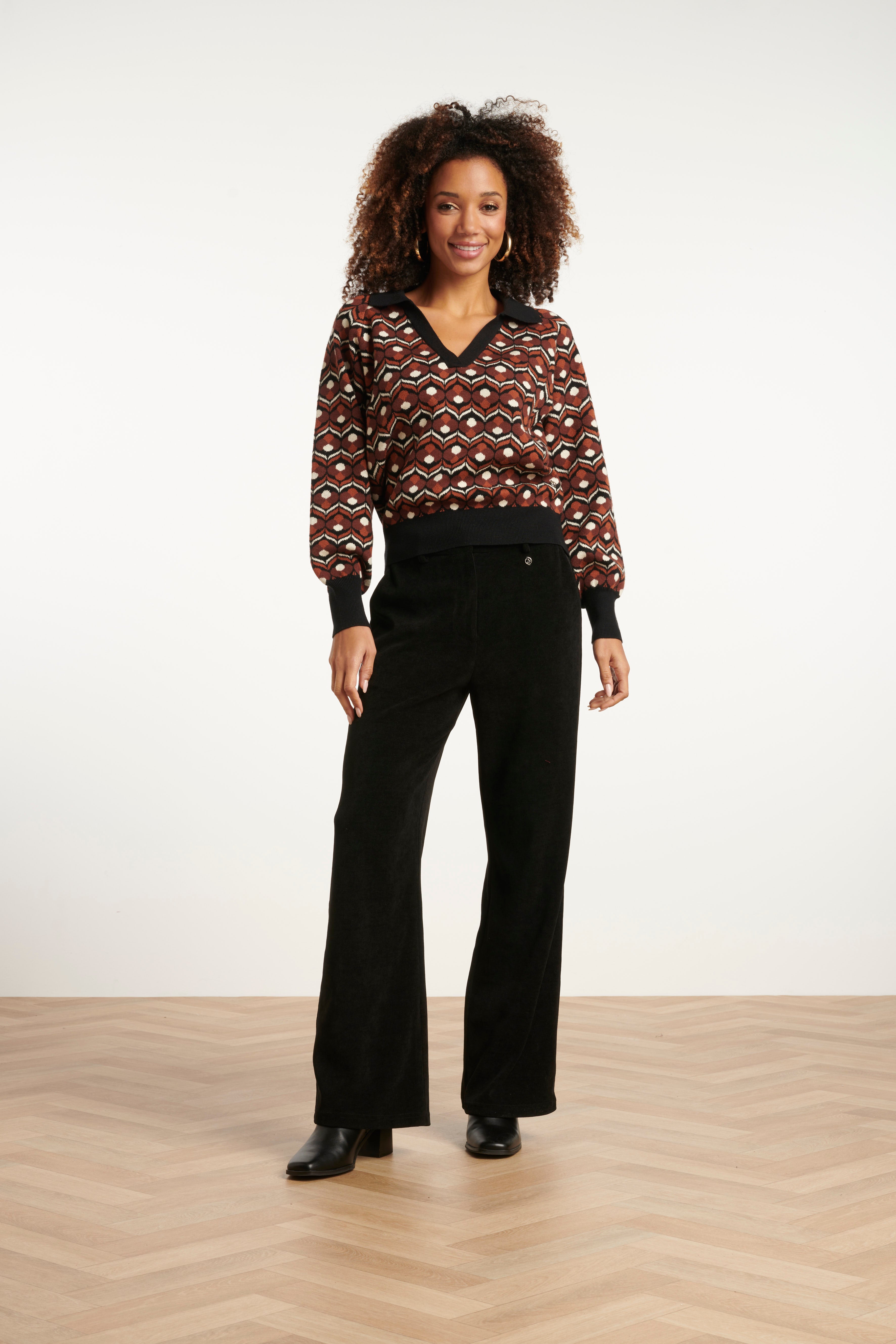 25530 Retro Gebreide Top In Bruin En Zwart Met V-Hals En Kraag | Brown - Black