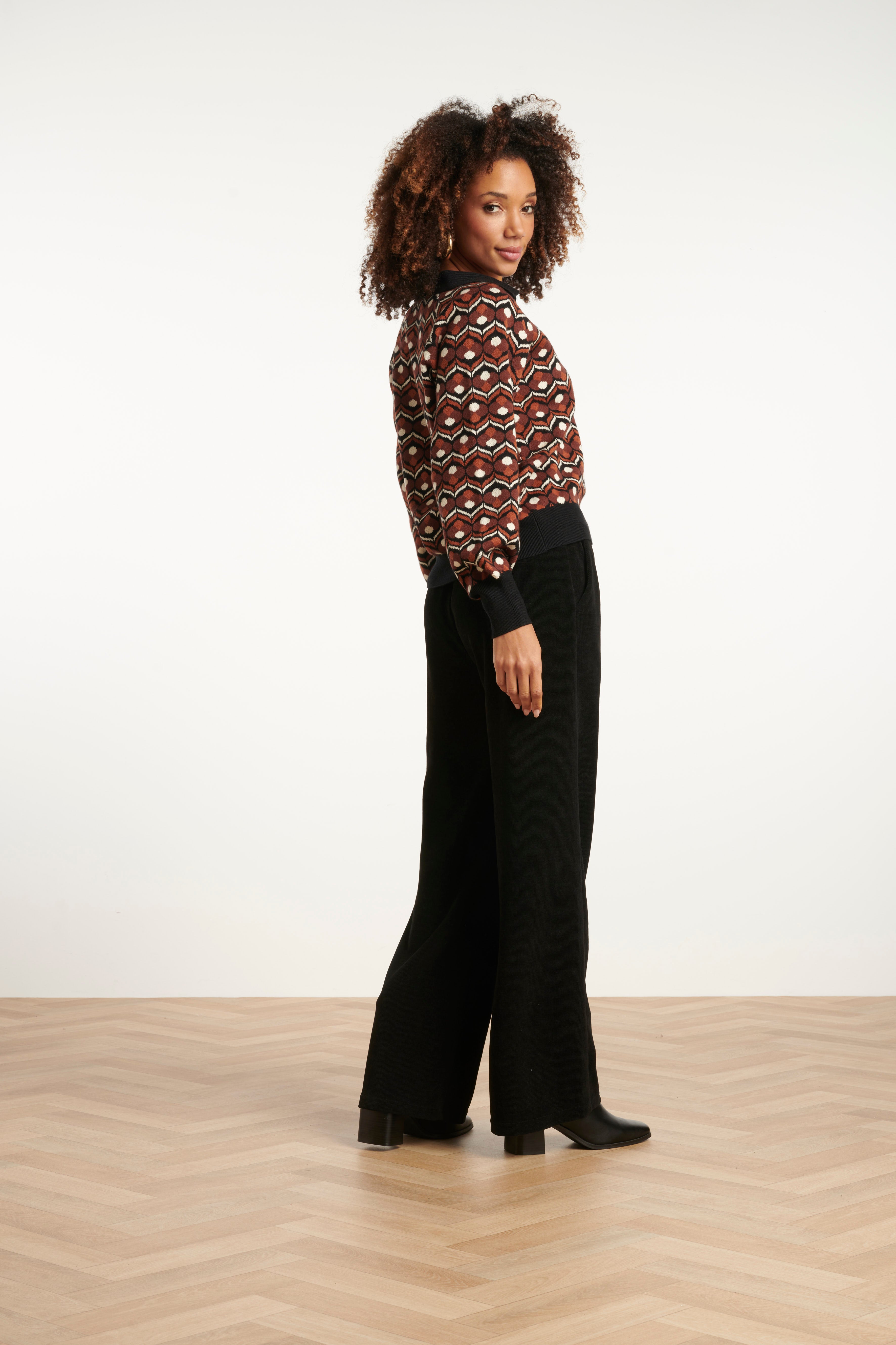 25530 Retro Gebreide Top In Bruin En Zwart Met V-Hals En Kraag | Brown - Black