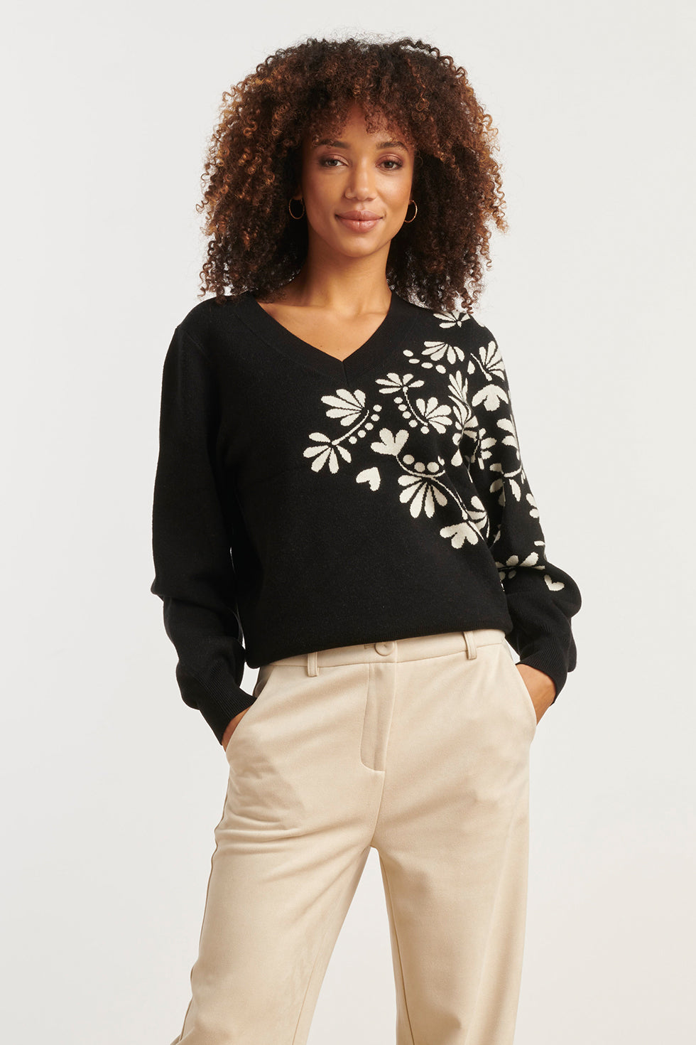 25537 Zwart En Offwhite Bloemenprint Met V-Hals Gebreide Top | Black - Off White