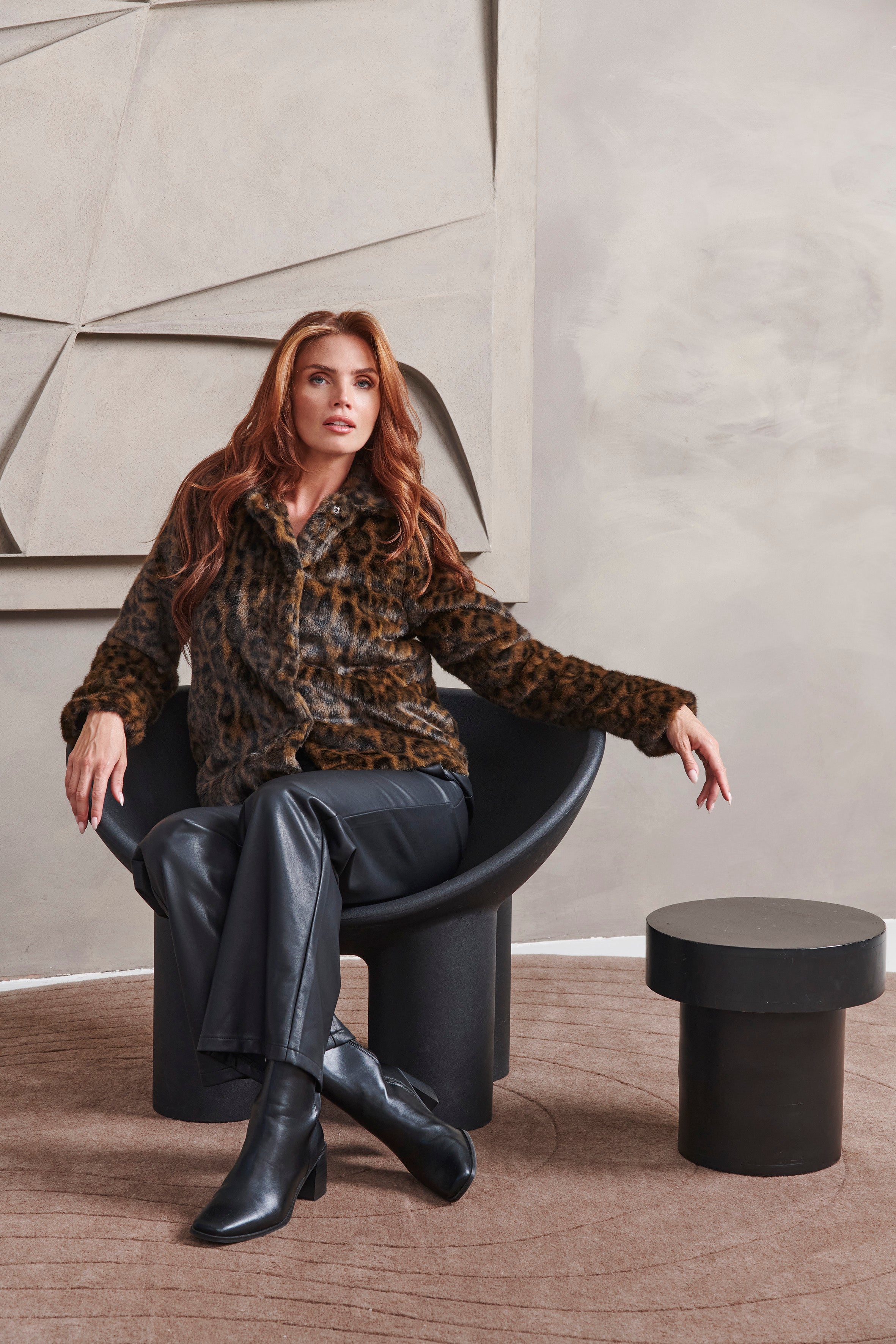 25538 Casaco Curto de Pelo Sintético com Estampa Animal Castanho e Preto | Brown - Black